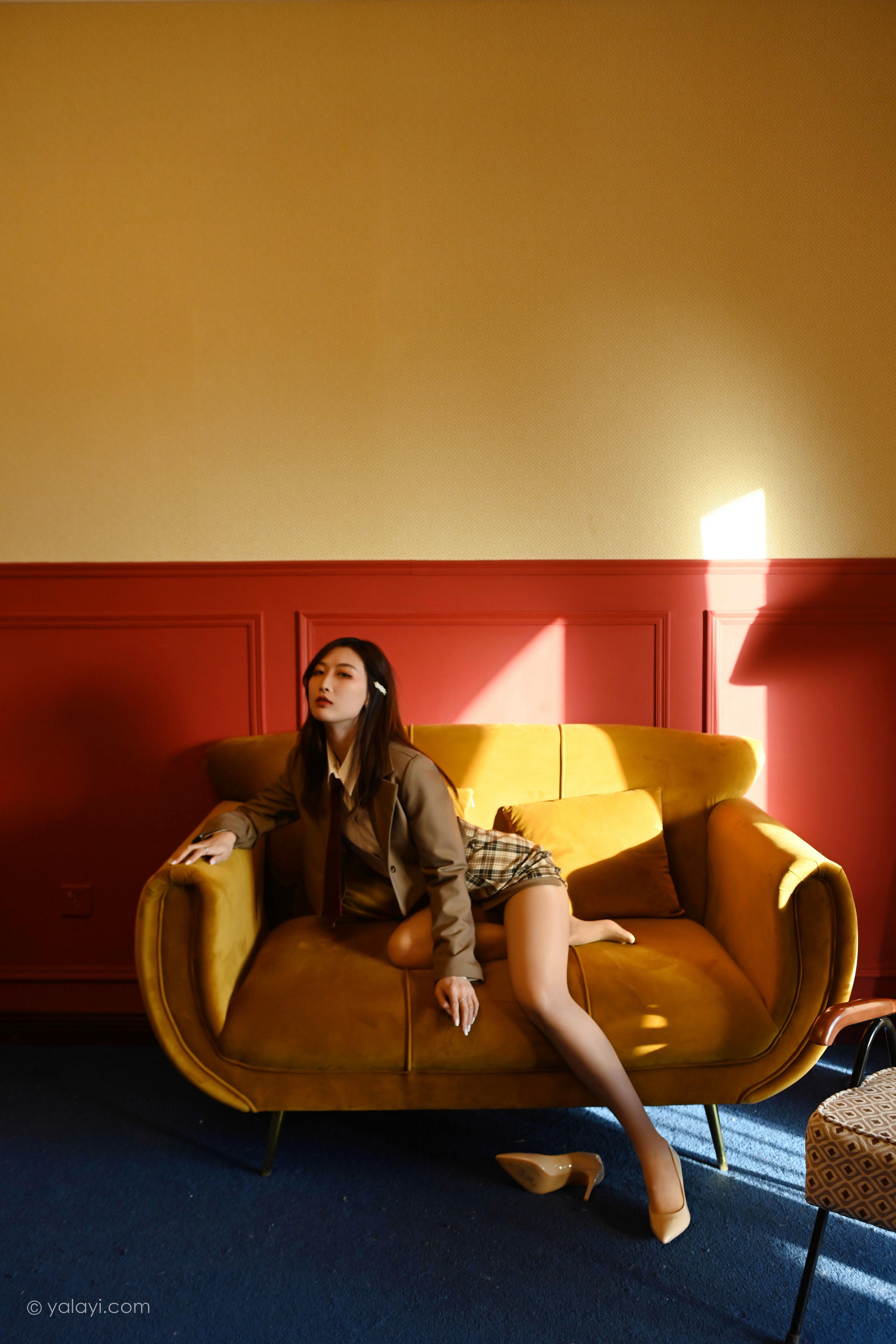 [YALAYI雅拉伊]2022.03.28 我的听众 佳佳 棕色JK制服加格子短裙性感写真集第13张