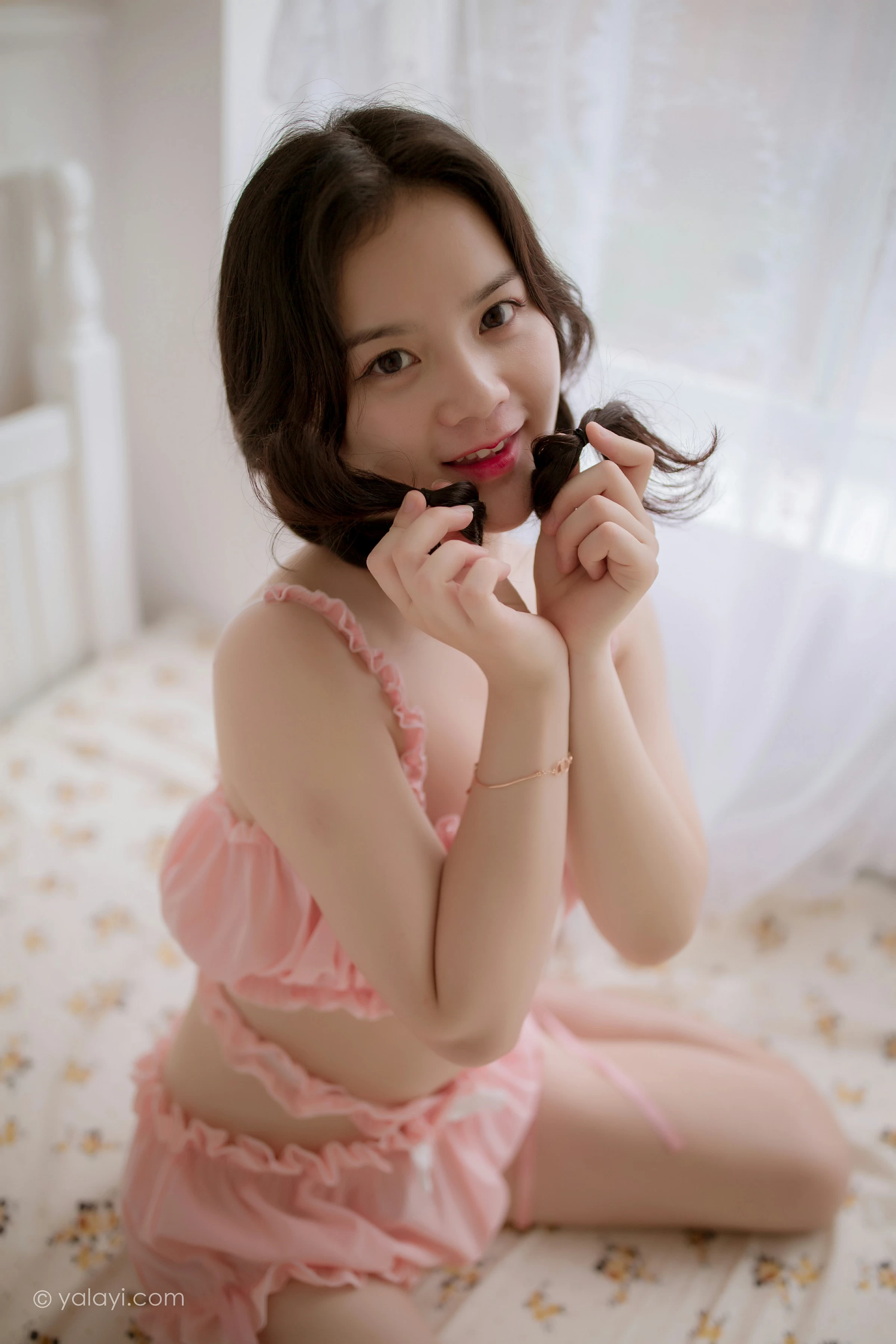 [YALAYI雅拉伊]NO.685 《周末的下午》 珍珠 粉色内衣加短裤与白色比基尼泳装性感私房写真集第5张