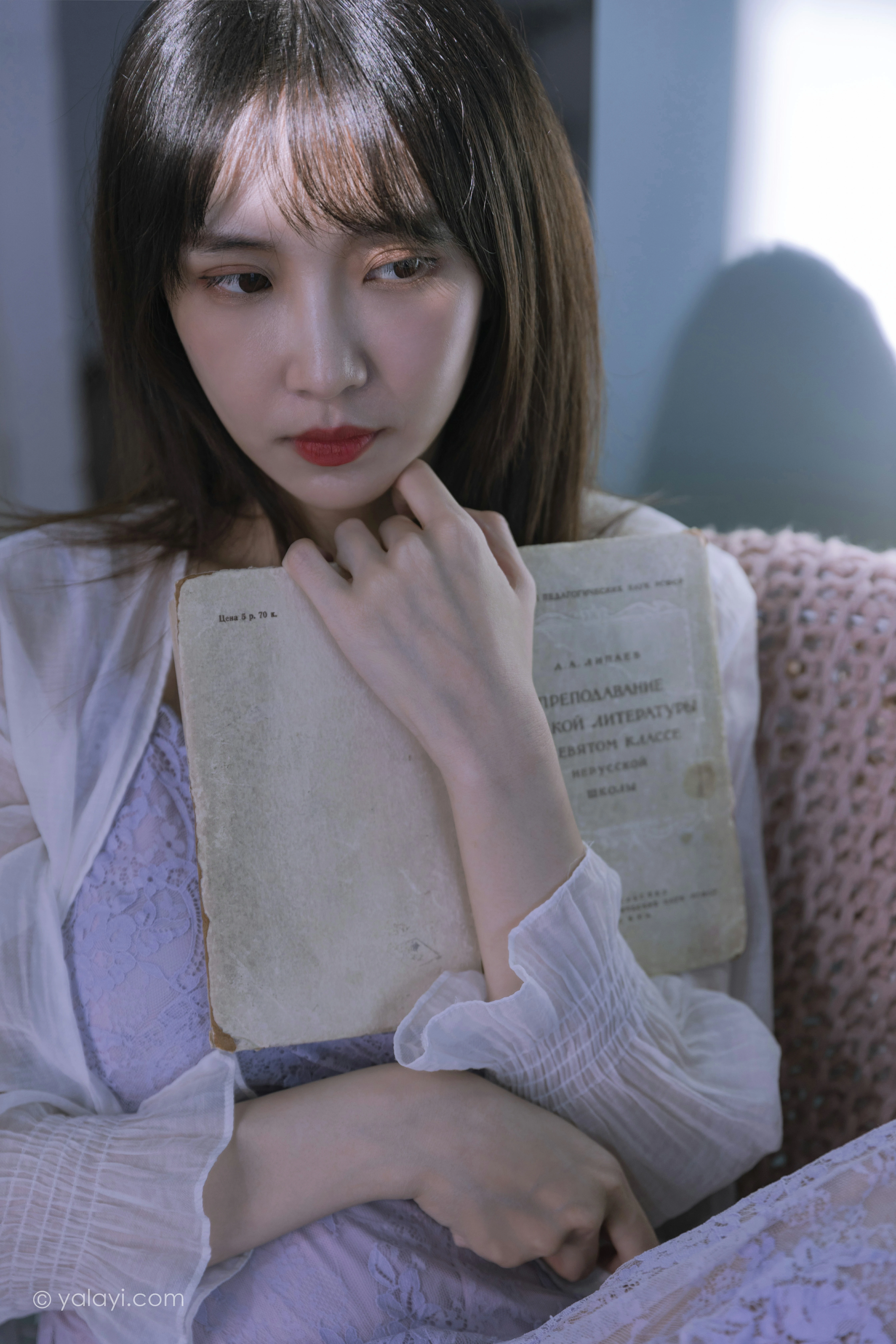 [YALAYI雅拉伊]NO.811 紫色的早晨 妍妍 白色透视蕾丝连衣裙居家私房写真集第2张