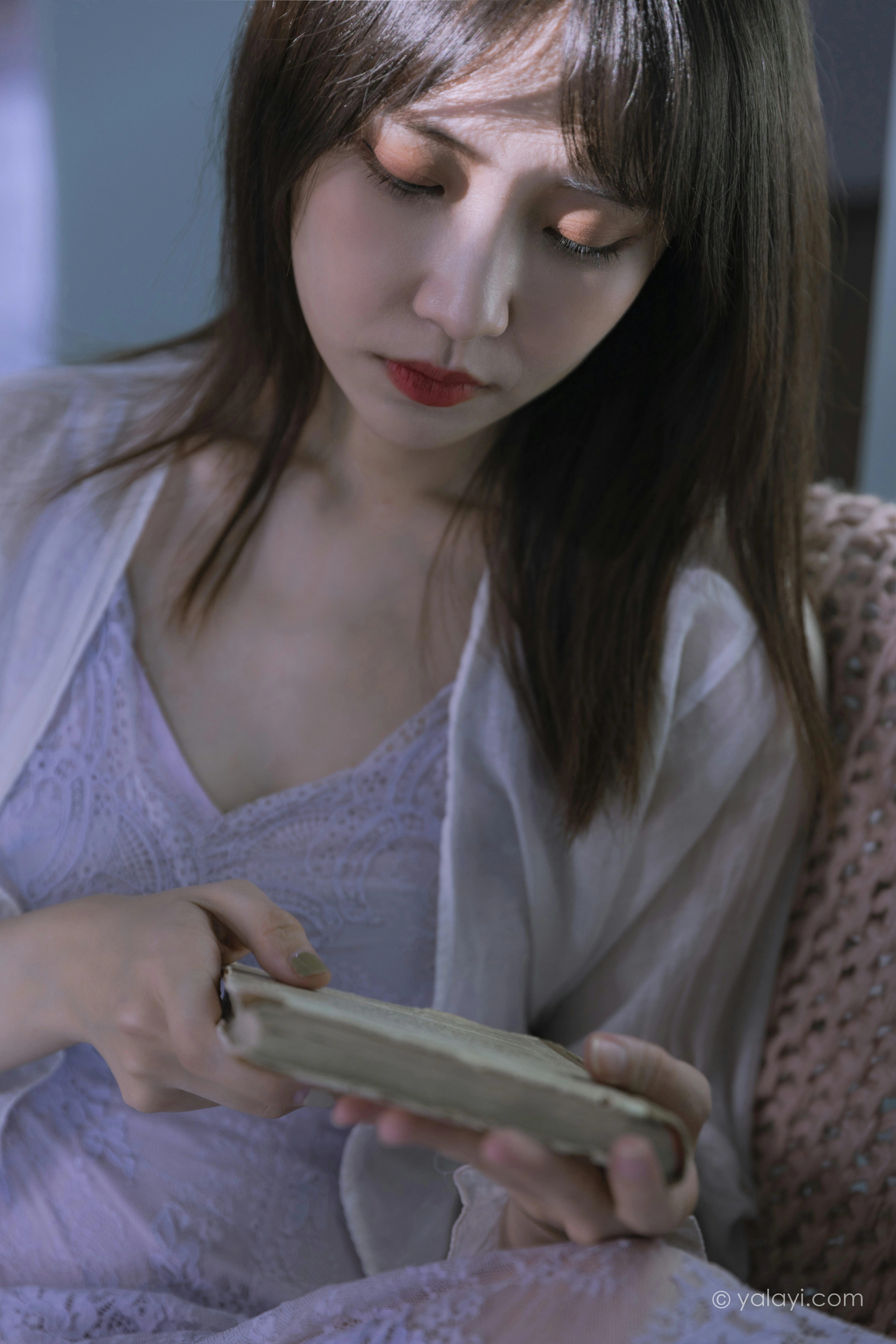 [YALAYI雅拉伊]NO.811 紫色的早晨 妍妍 白色透视蕾丝连衣裙居家私房写真集第3张