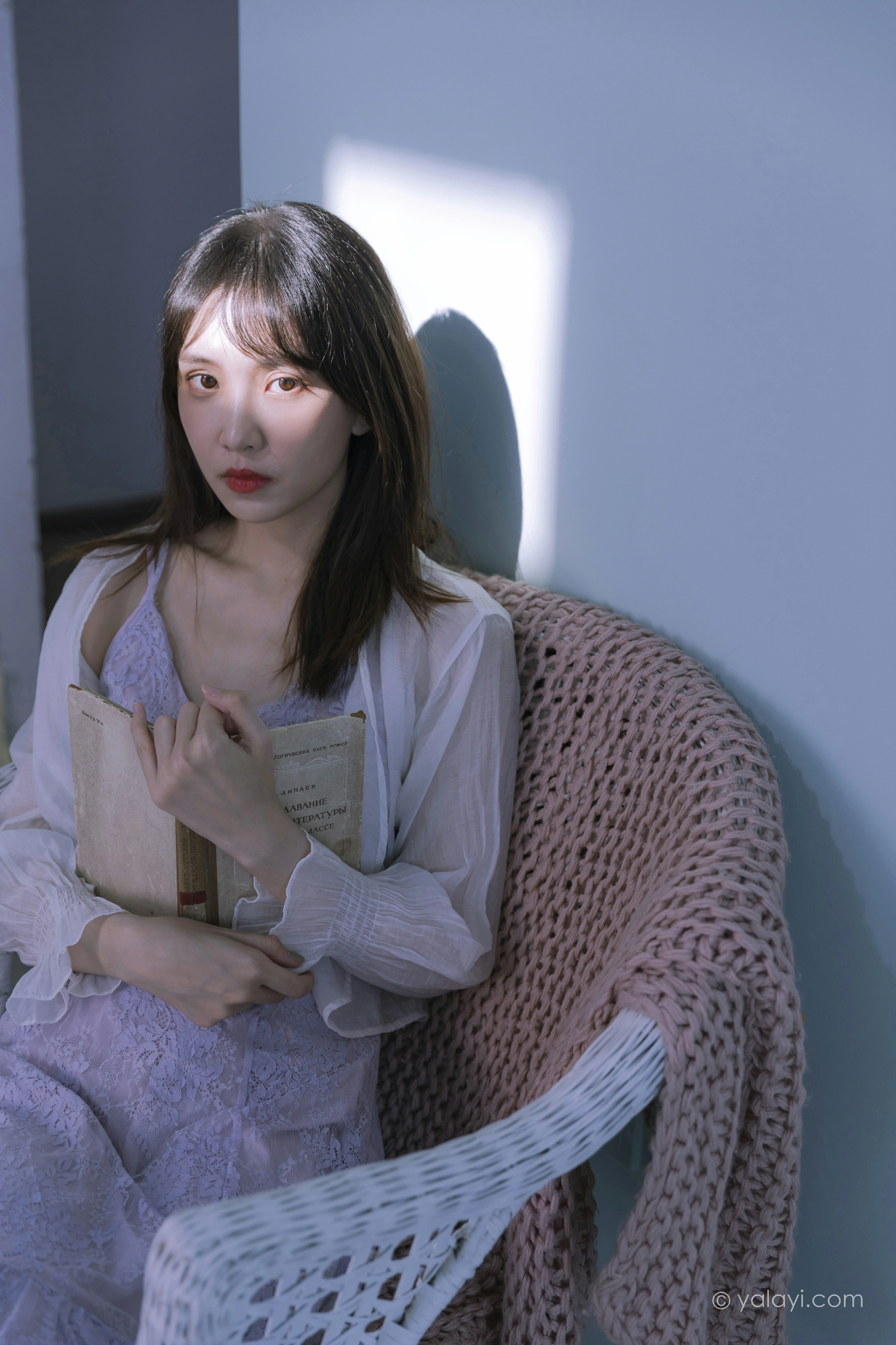 [YALAYI雅拉伊]NO.811 紫色的早晨 妍妍 白色透视蕾丝连衣裙居家私房写真集第4张