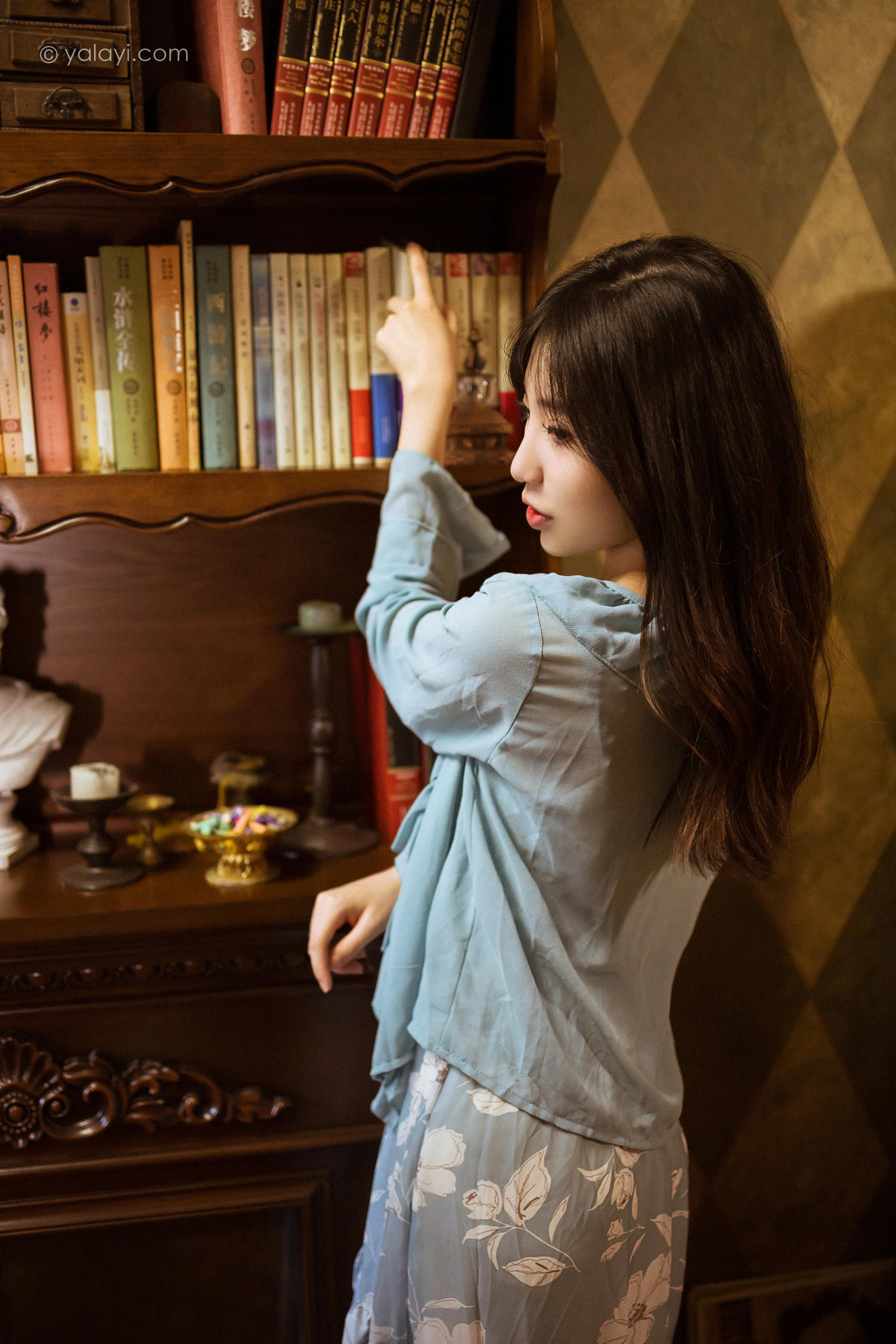 [YALAYI雅拉伊]2022.08.19 一去不复返 小乔 灰色外套加吊带连衣裙清纯写真集第7张