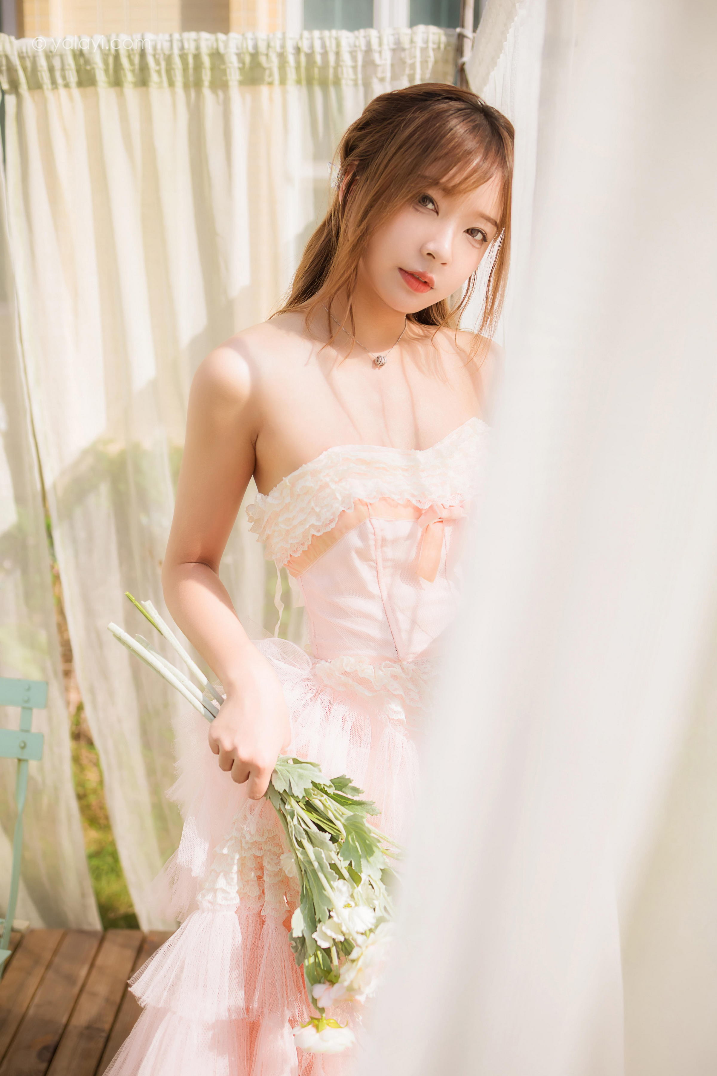 [YALAYI雅拉伊]2022.08.22 佳人 阿禾 粉色抹胸蕾丝加衣裙性感写真集第12张
