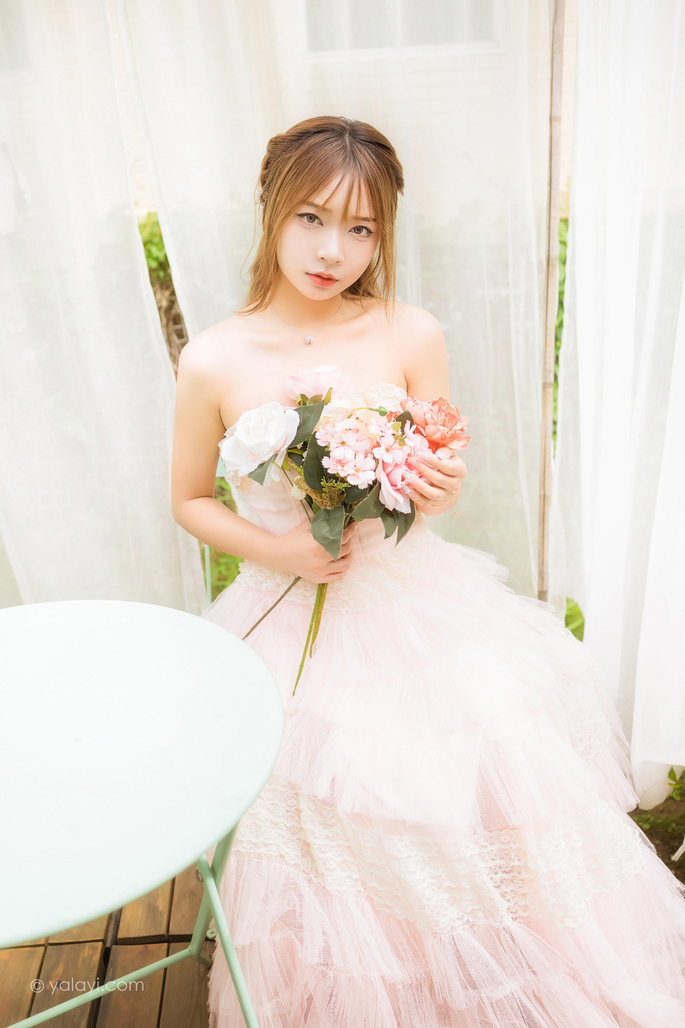 [YALAYI雅拉伊]2022.08.22 佳人 阿禾 粉色抹胸蕾丝加衣裙性感写真集第12张