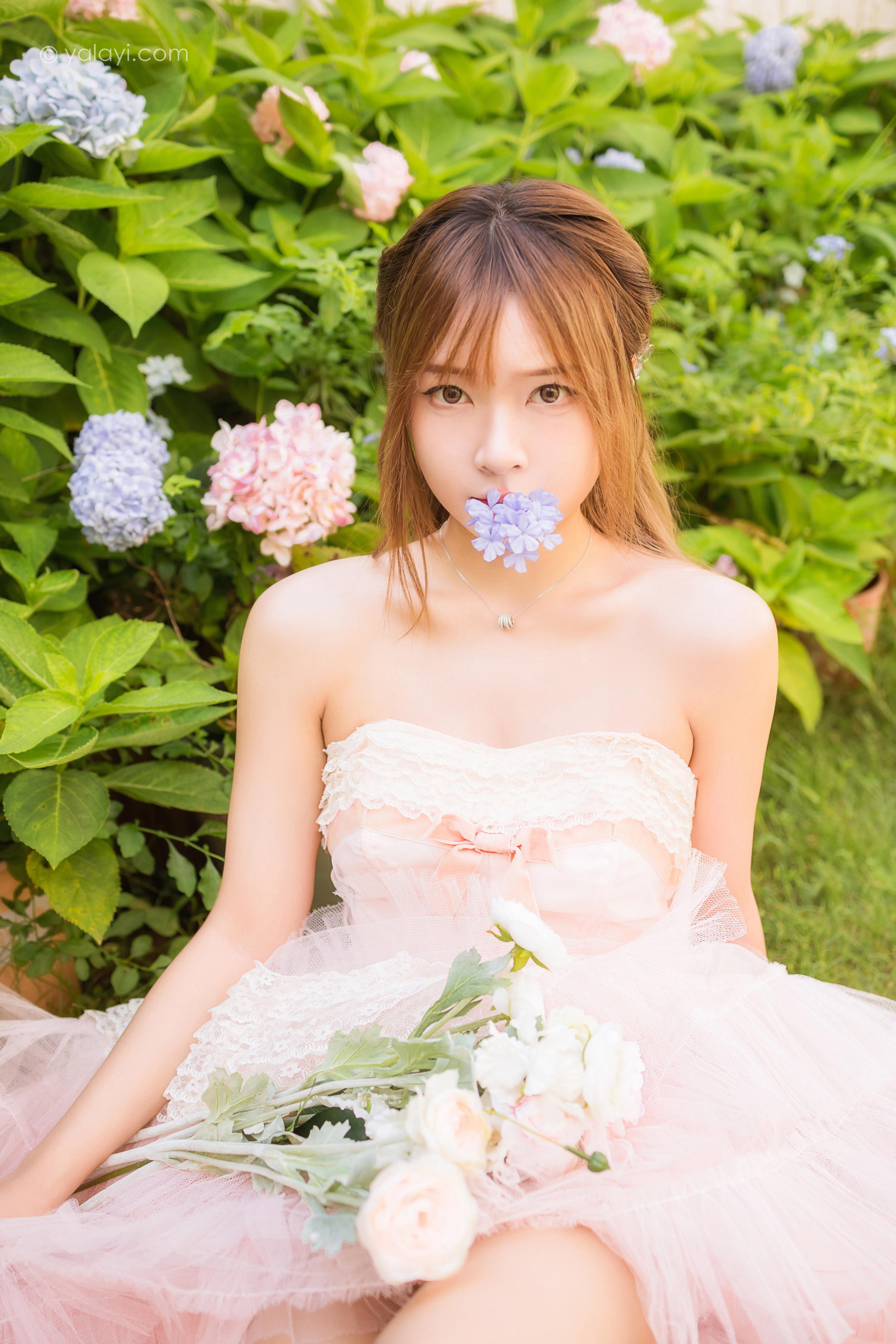 [YALAYI雅拉伊]2022.08.22 佳人 阿禾 粉色抹胸蕾丝加衣裙性感写真集第7张