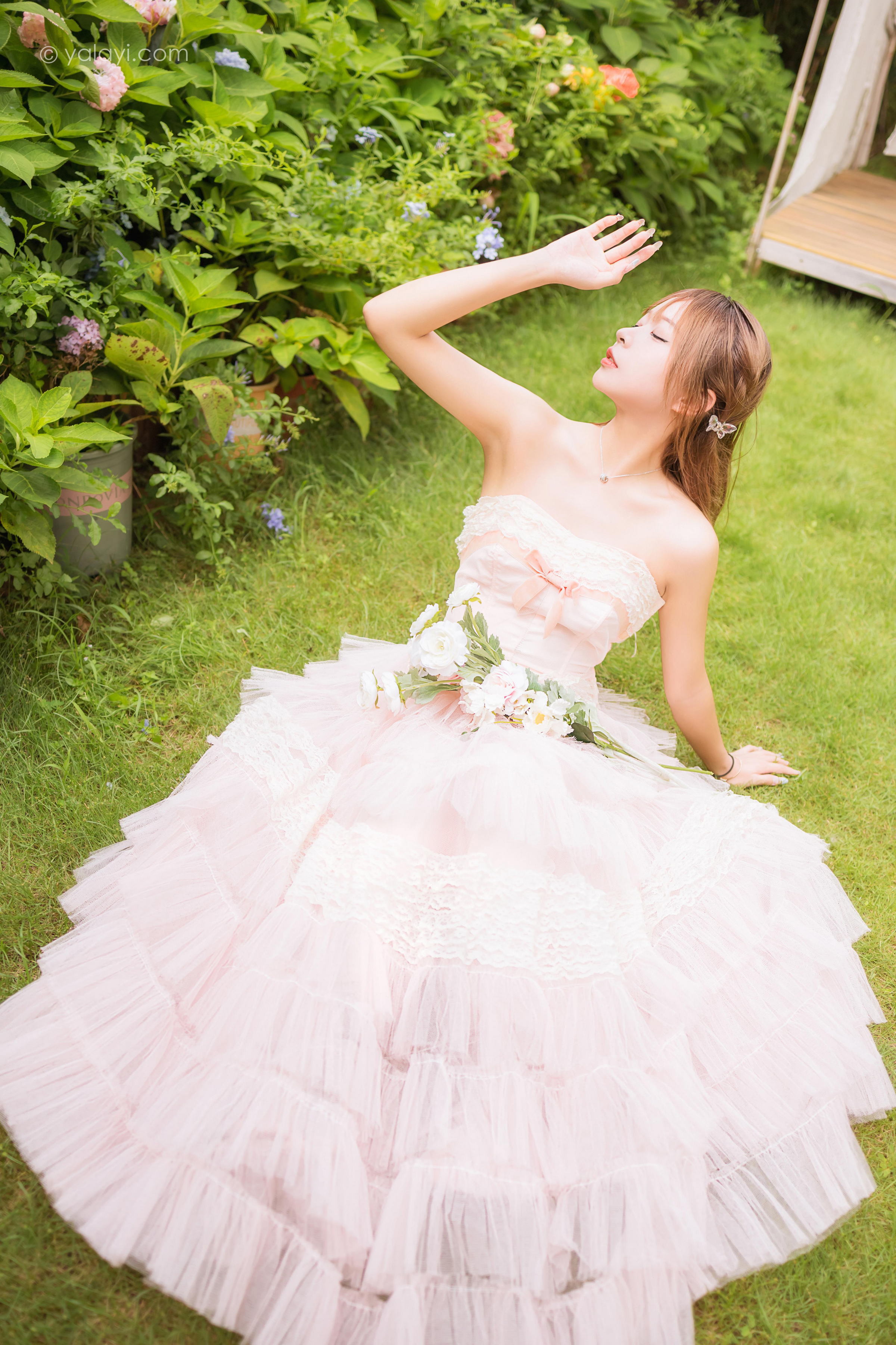 [YALAYI雅拉伊]2022.08.22 佳人 阿禾 粉色抹胸蕾丝加衣裙性感写真集第2张
