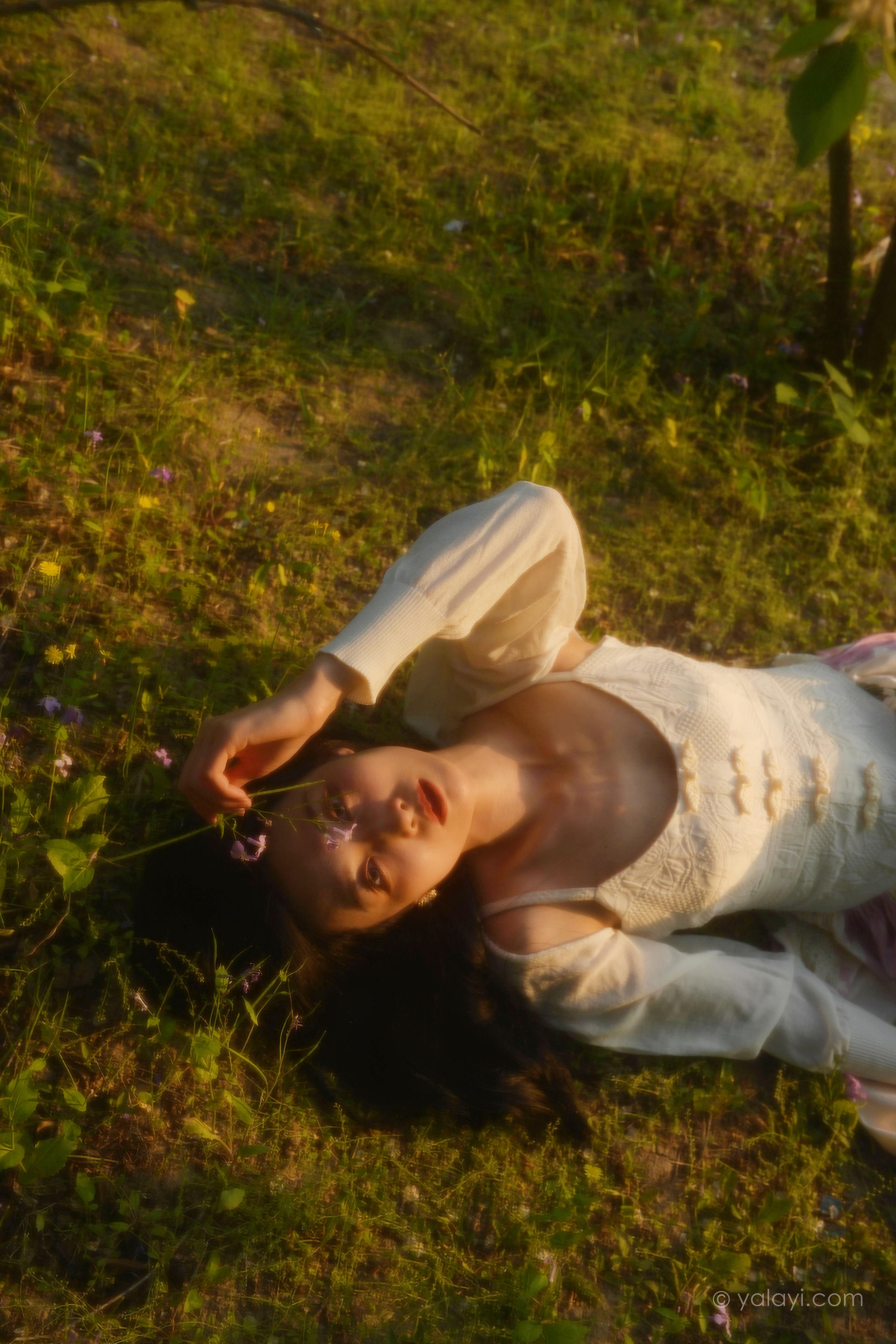 [YALAYI雅拉伊]2022.08.26 梦回 佳佳 白色透视小外套加吊带连衣裙清纯写真集第3张