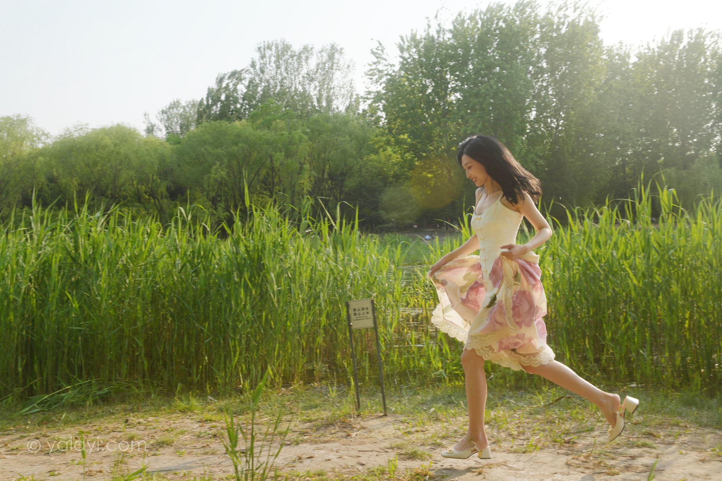 [YALAYI雅拉伊]2022.08.26 梦回 佳佳 白色透视小外套加吊带连衣裙清纯写真集第5张