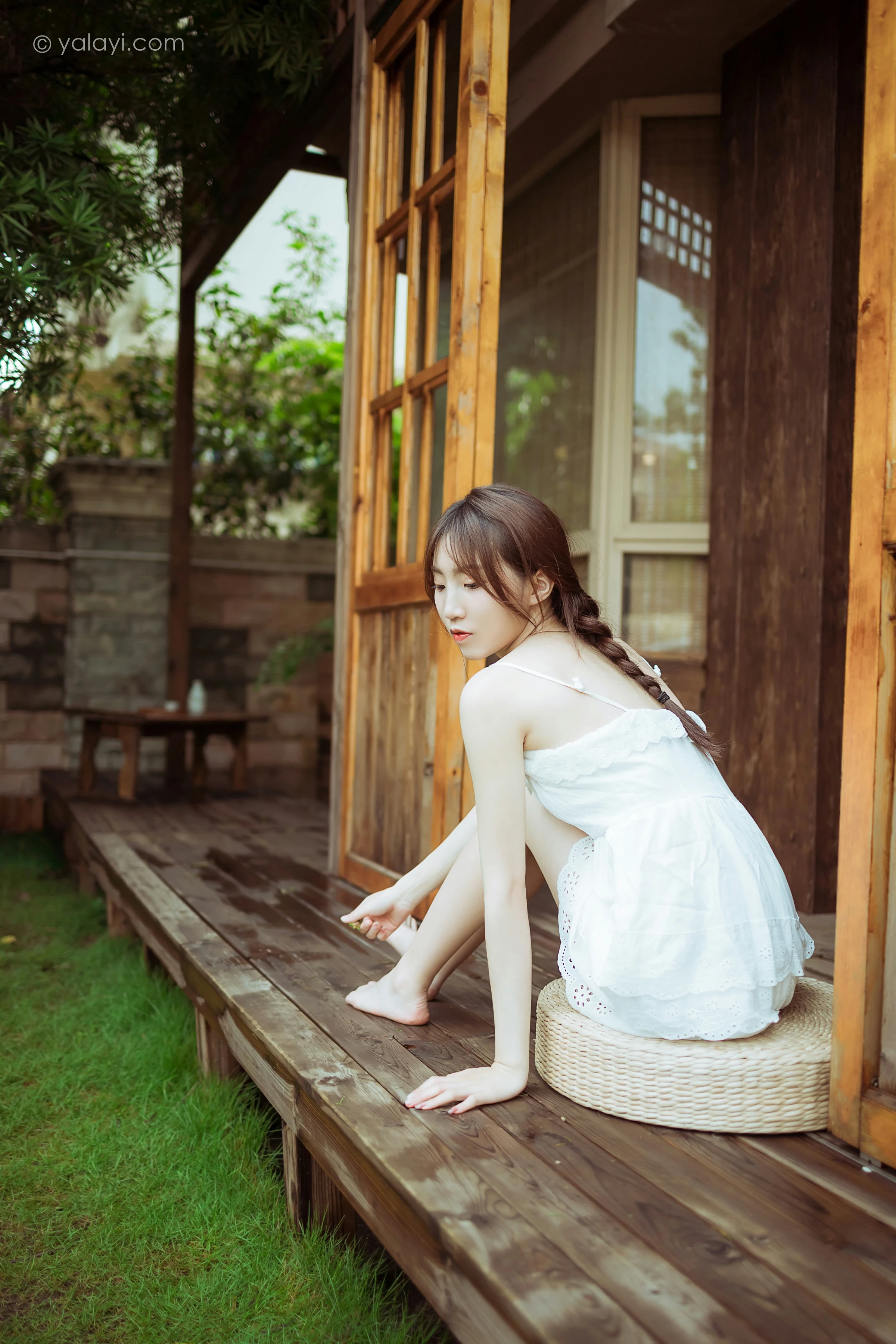 [YALAYI雅拉伊]NO.715 《雨后花园》 小乔 白色吊带连衣裙居家私房写真集第12张