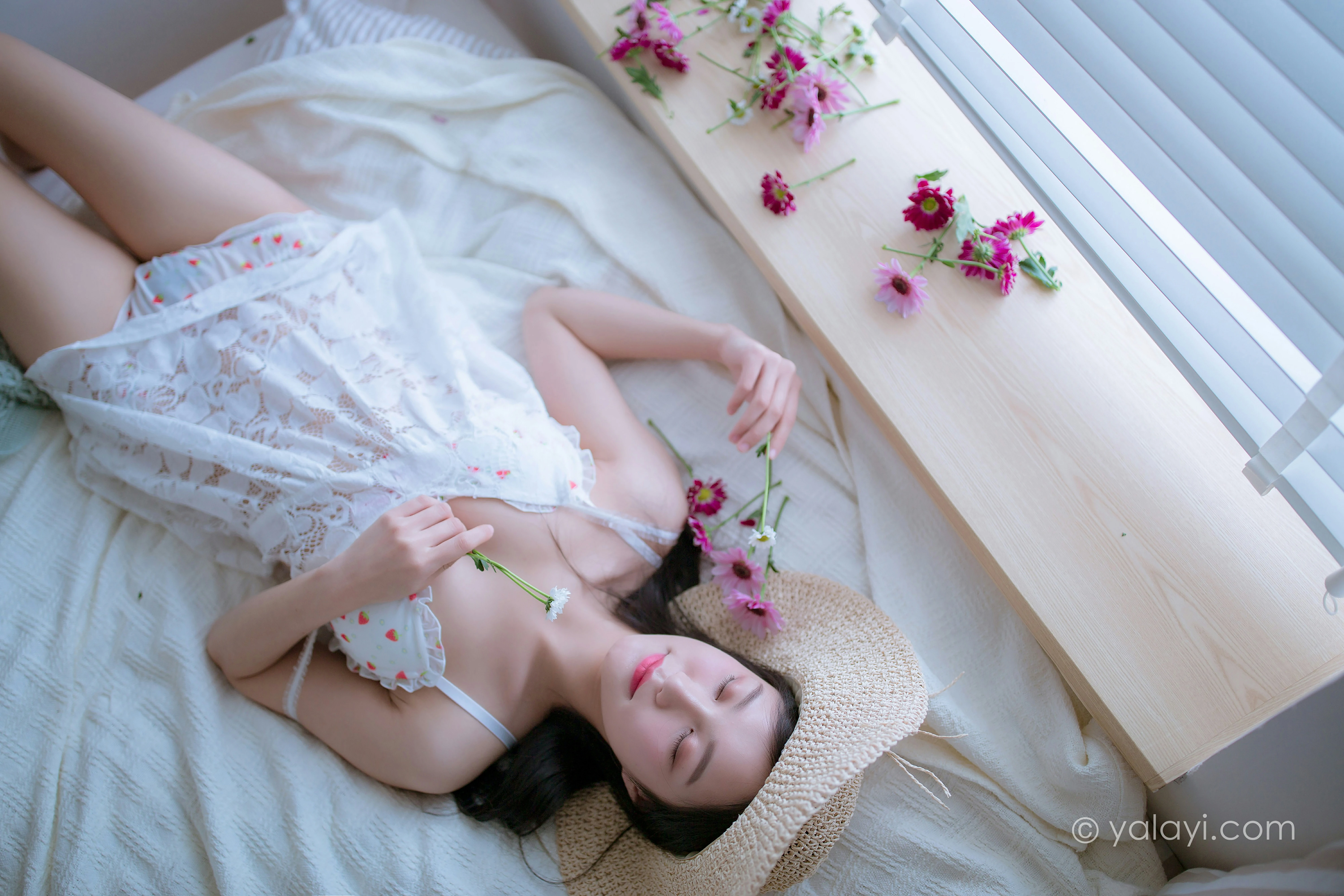 [YALAYI雅拉伊]NO.806 羞花 仙儿 白色镂空连衣裙加蕾丝内衣性感私房写真集第11张