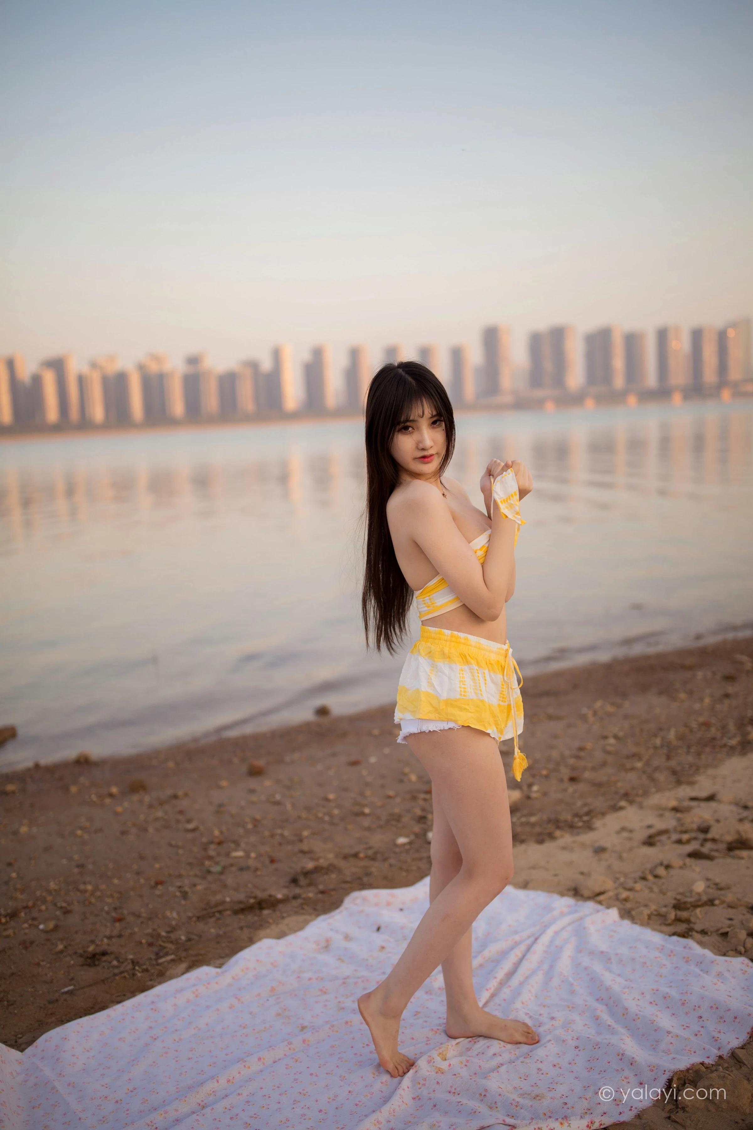 [YALAYI雅拉伊]NO.740 《令我忘餐》 瓶儿 黄色比基尼泳装加短裤性感写真集第13张