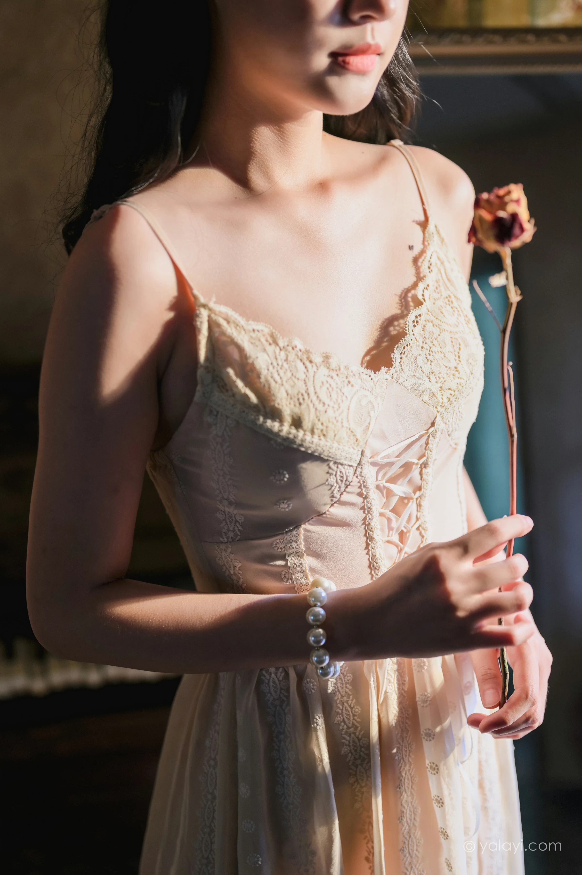 [YALAYI雅拉伊]NO.688 《盼》 方岚 白色吊带蕾丝连衣裙居家私房写真集第11张