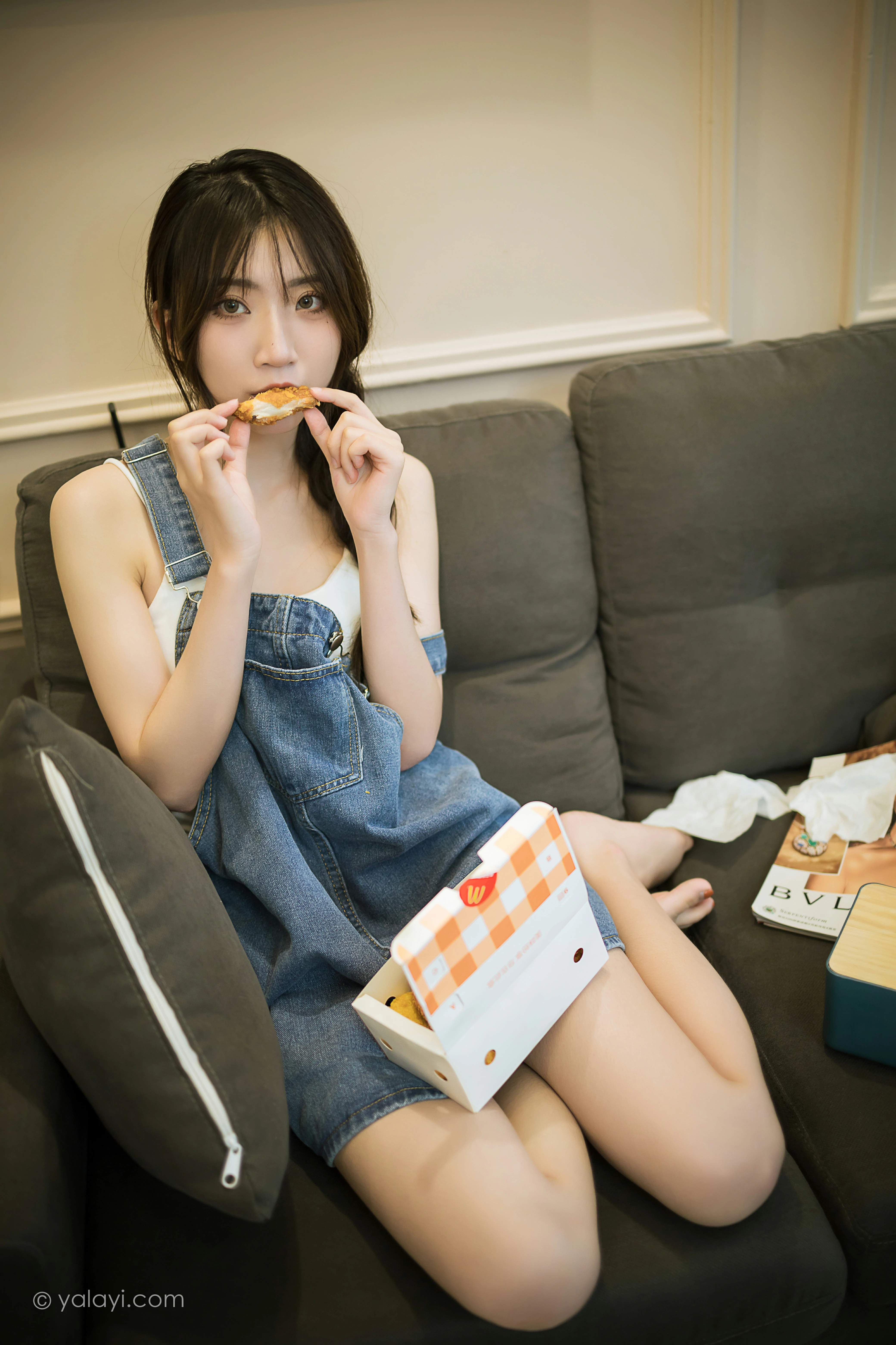 [YALAYI雅拉伊]NO.809 宅家日记 小乔 背带牛仔短裙加白色性感小背心私房写真集第3张