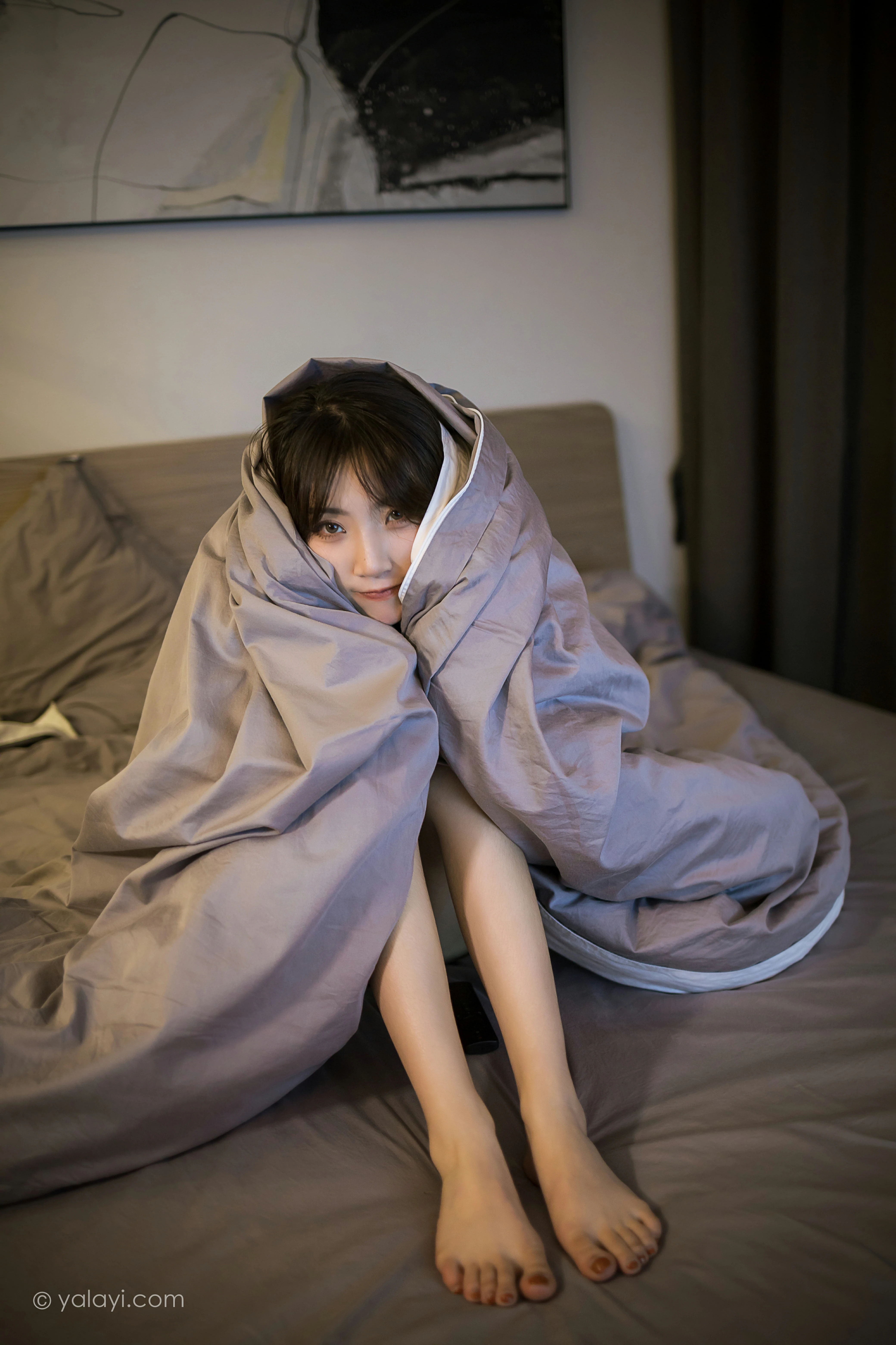 [YALAYI雅拉伊]NO.809 宅家日记 小乔 背带牛仔短裙加白色性感小背心私房写真集第13张