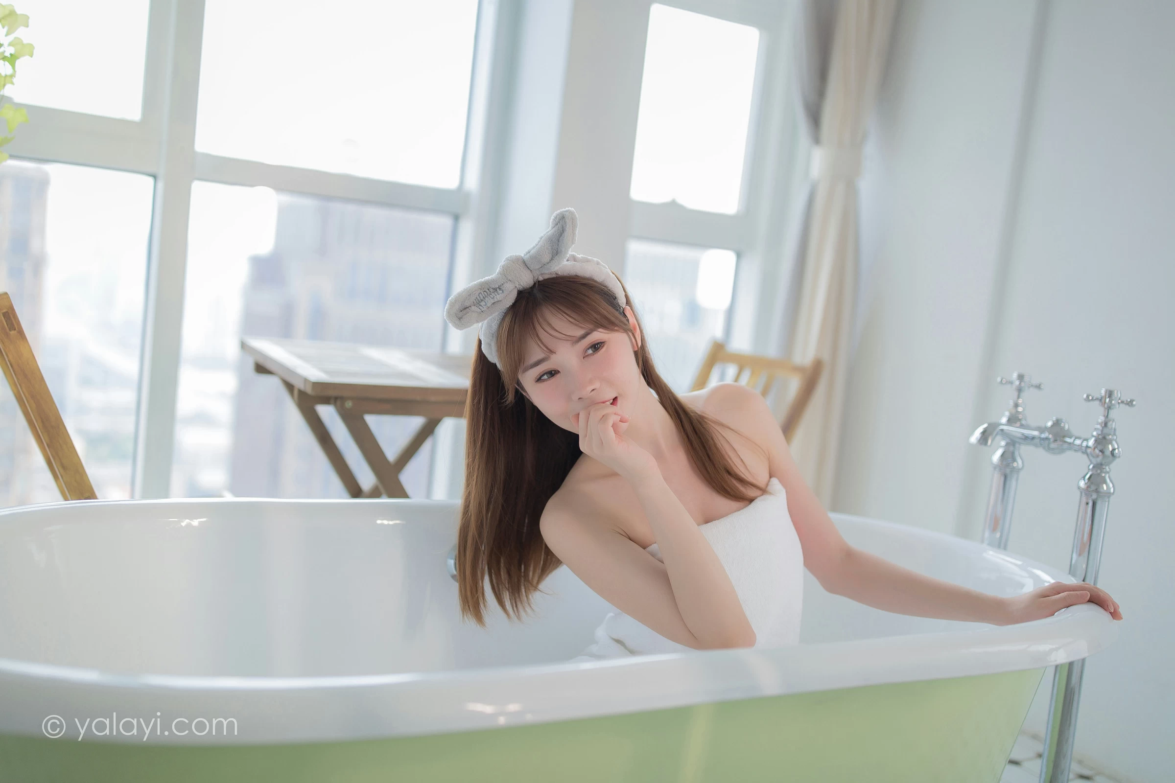 [YALAYI雅拉伊]NO.708 《沐心》 虞艺 白色浴袍居家性感私房写真集第5张