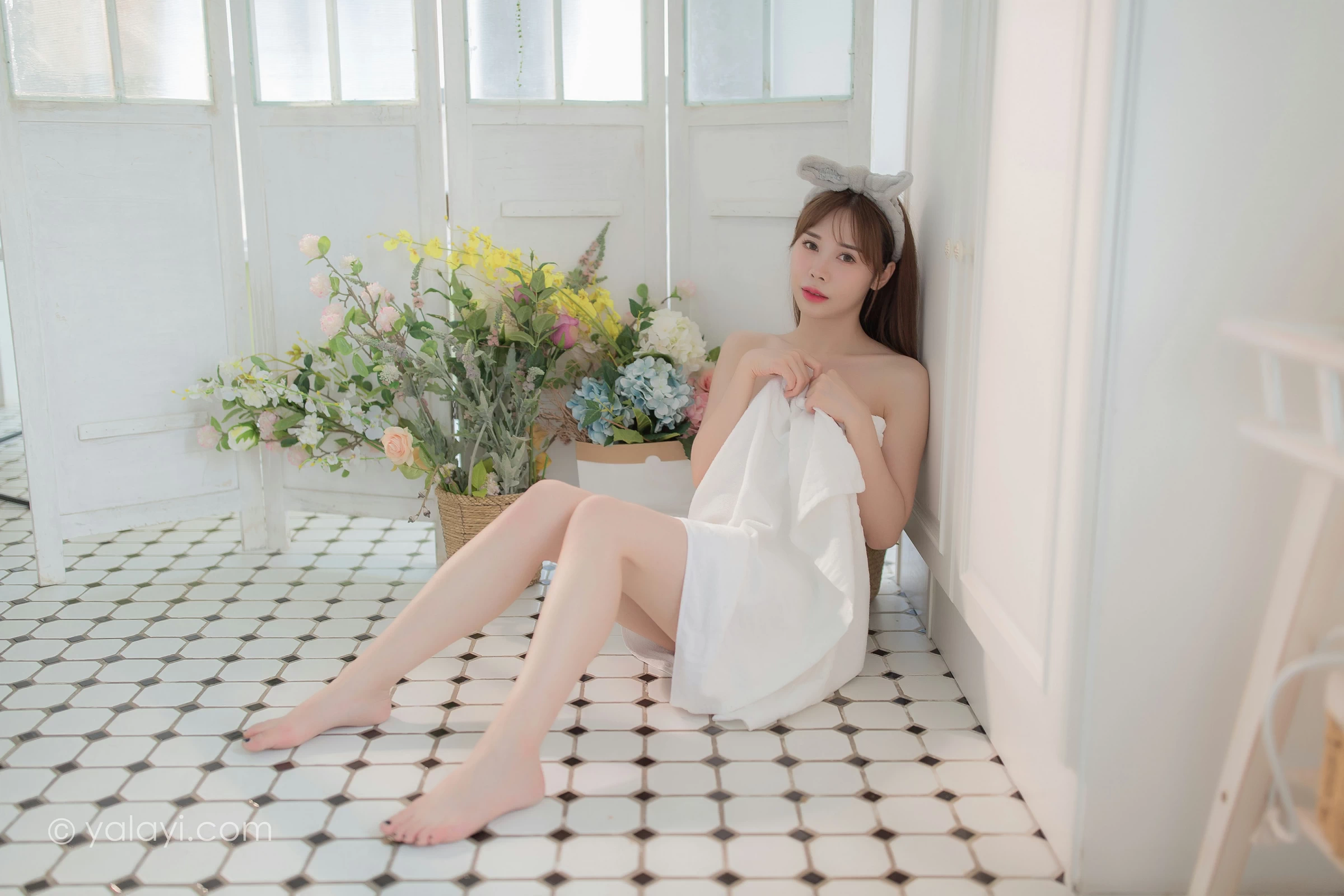 [YALAYI雅拉伊]NO.708 《沐心》 虞艺 白色浴袍居家性感私房写真集第12张