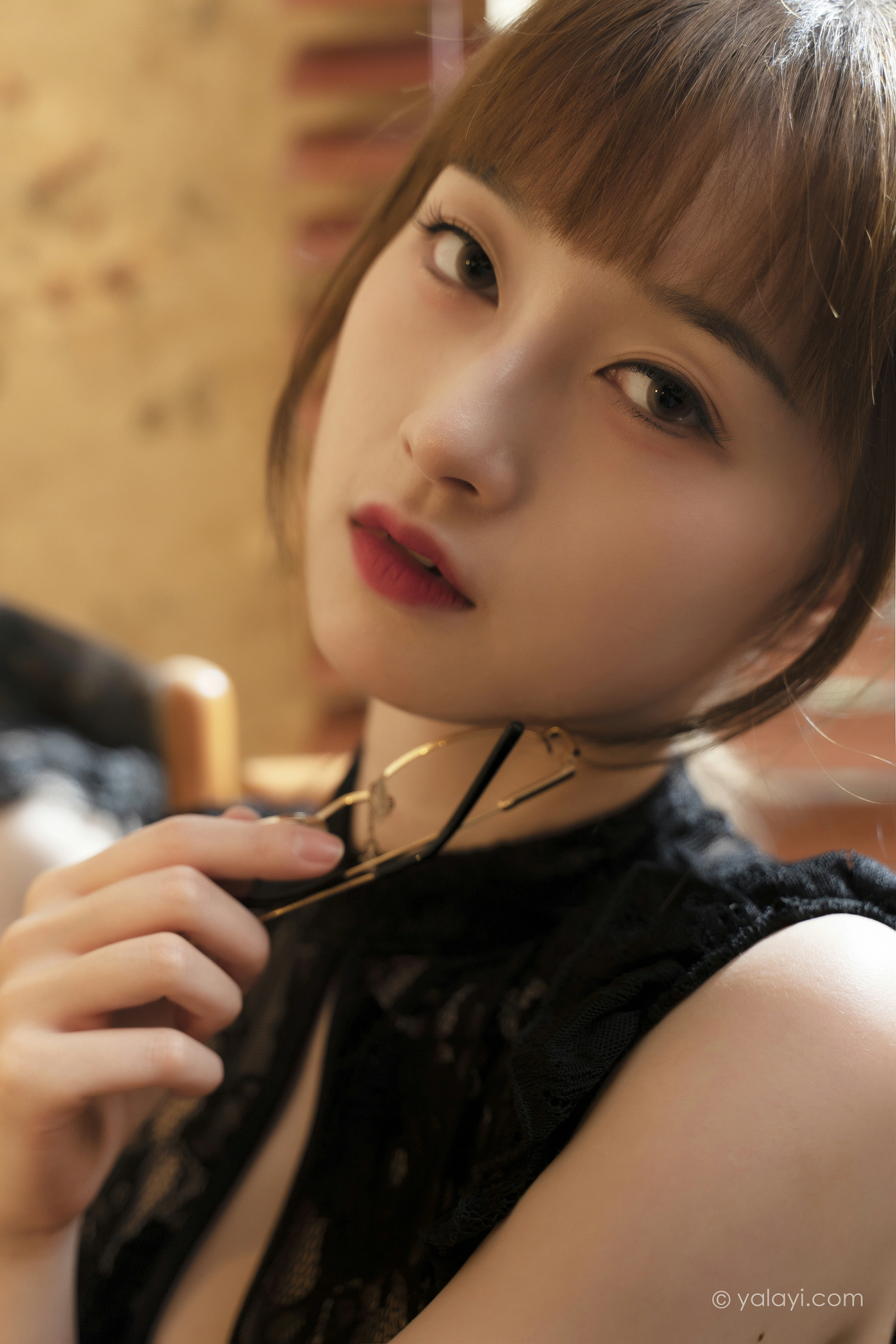 [YALAYI雅拉伊]NO.860 黑色水滴 京京 黑色外套加黑色透视蕾丝旗袍性感写真集第4张