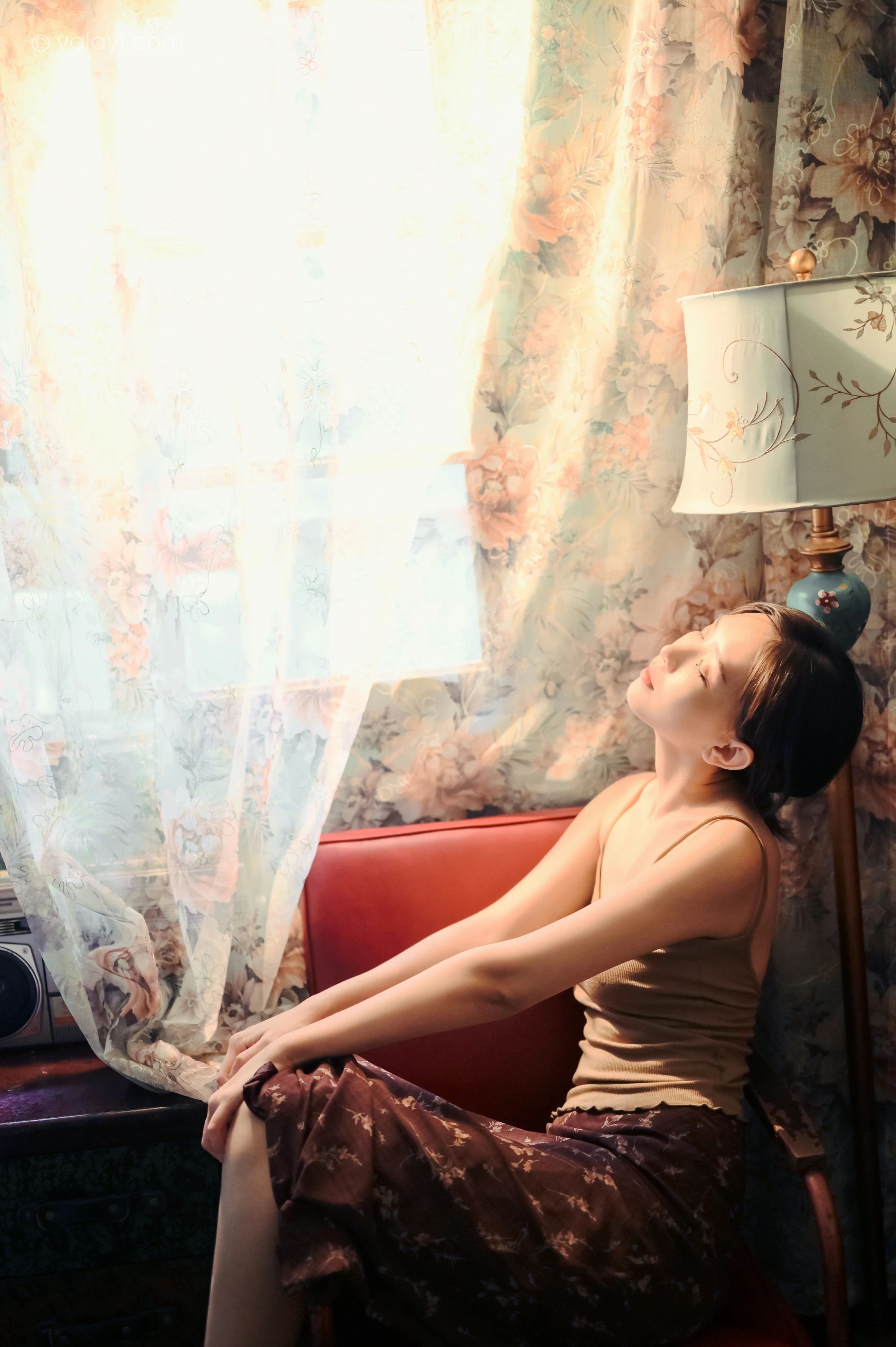 [YALAYI雅拉伊]NO.689 《黯然》 妍妍 橙色性感小背心加棕色短裙性感私房写真集第9张