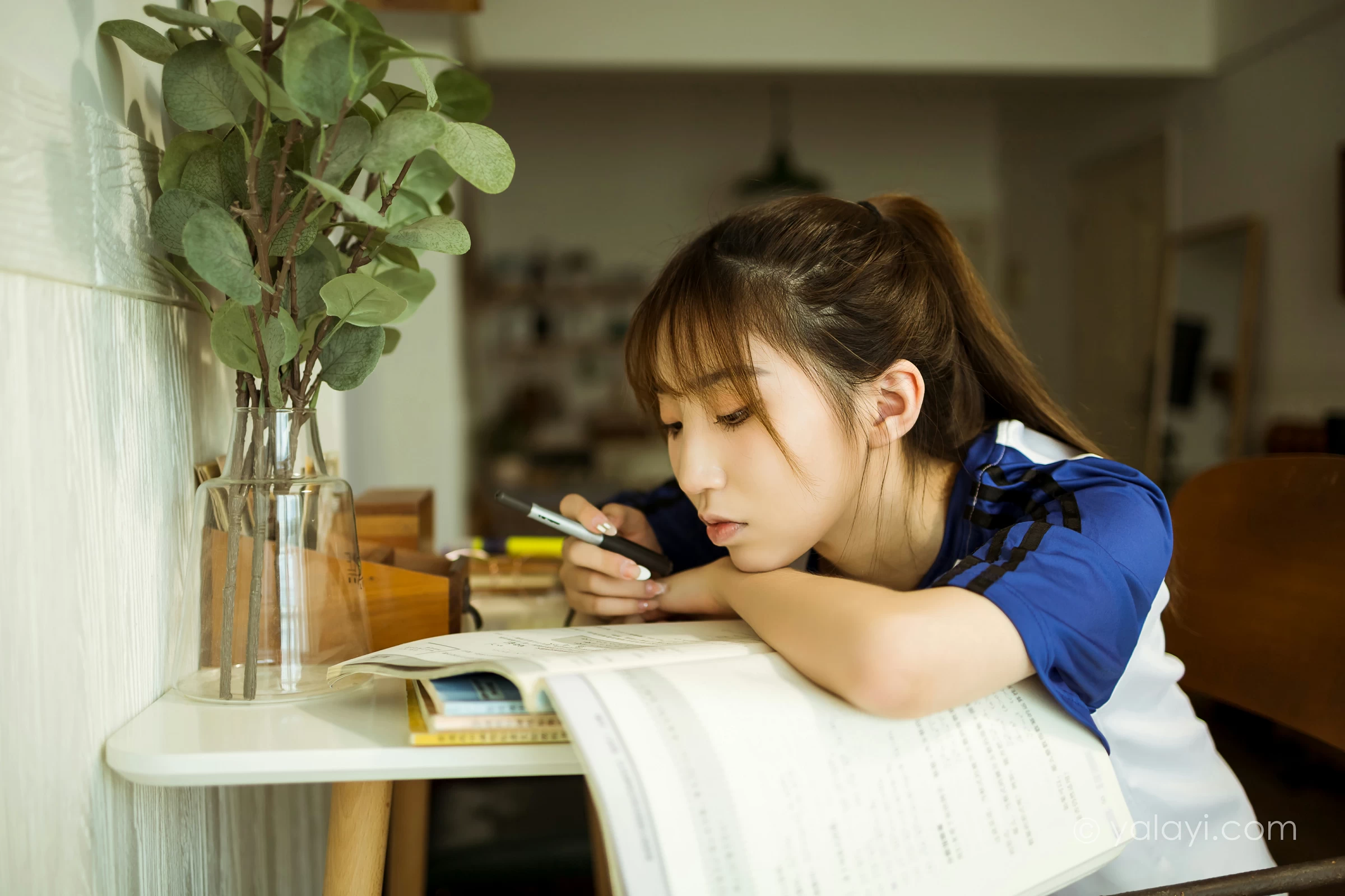[YALAYI雅拉伊]NO.719 《一对一辅导》 小乔 蓝色校服短袖加长裤居家私房写真集第3张