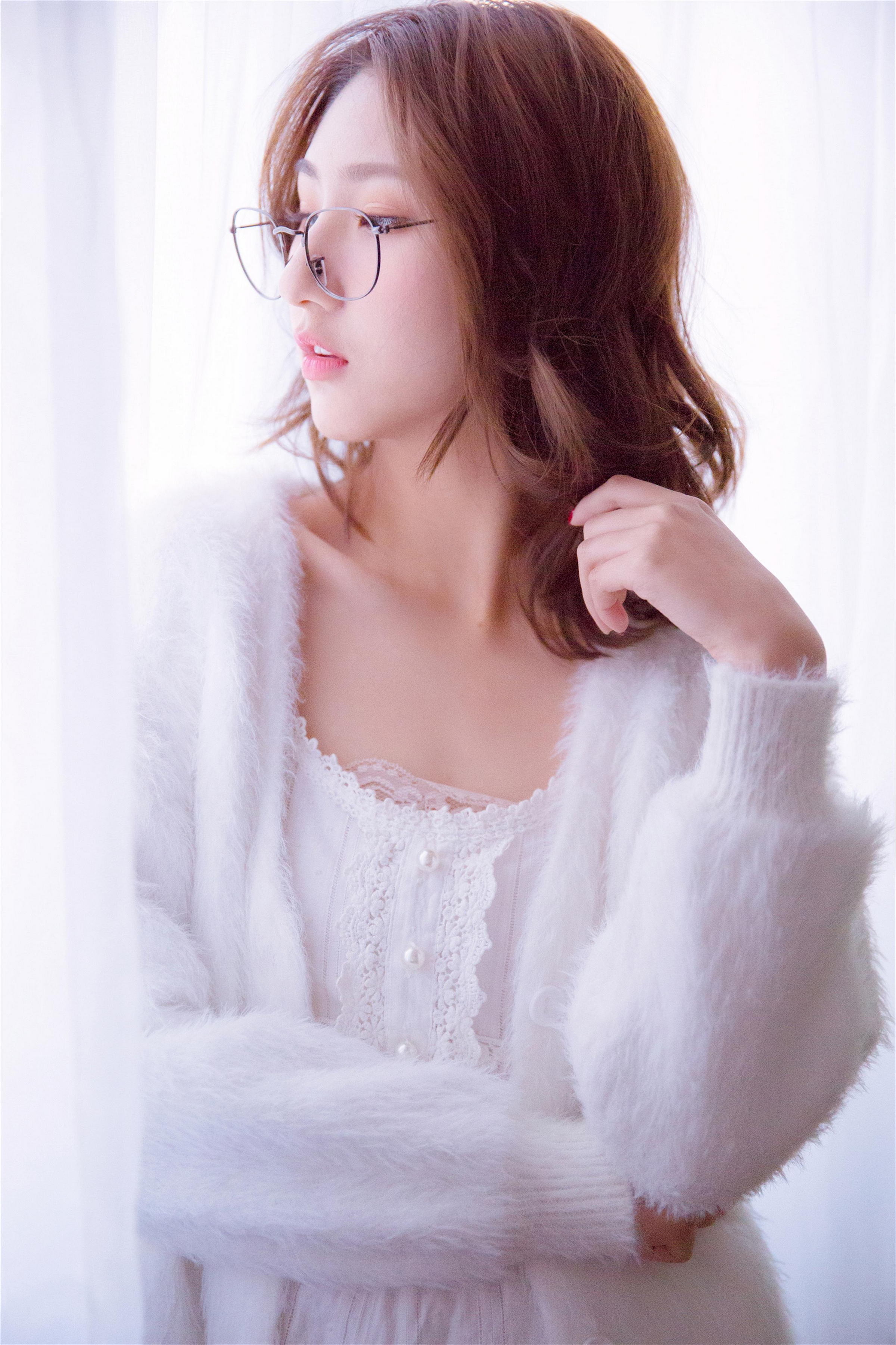 [YALAYI雅拉伊]2021.11.26 美丽的花火 居家女友 白色外套加吊带蕾丝连衣裙清纯写真集第2张