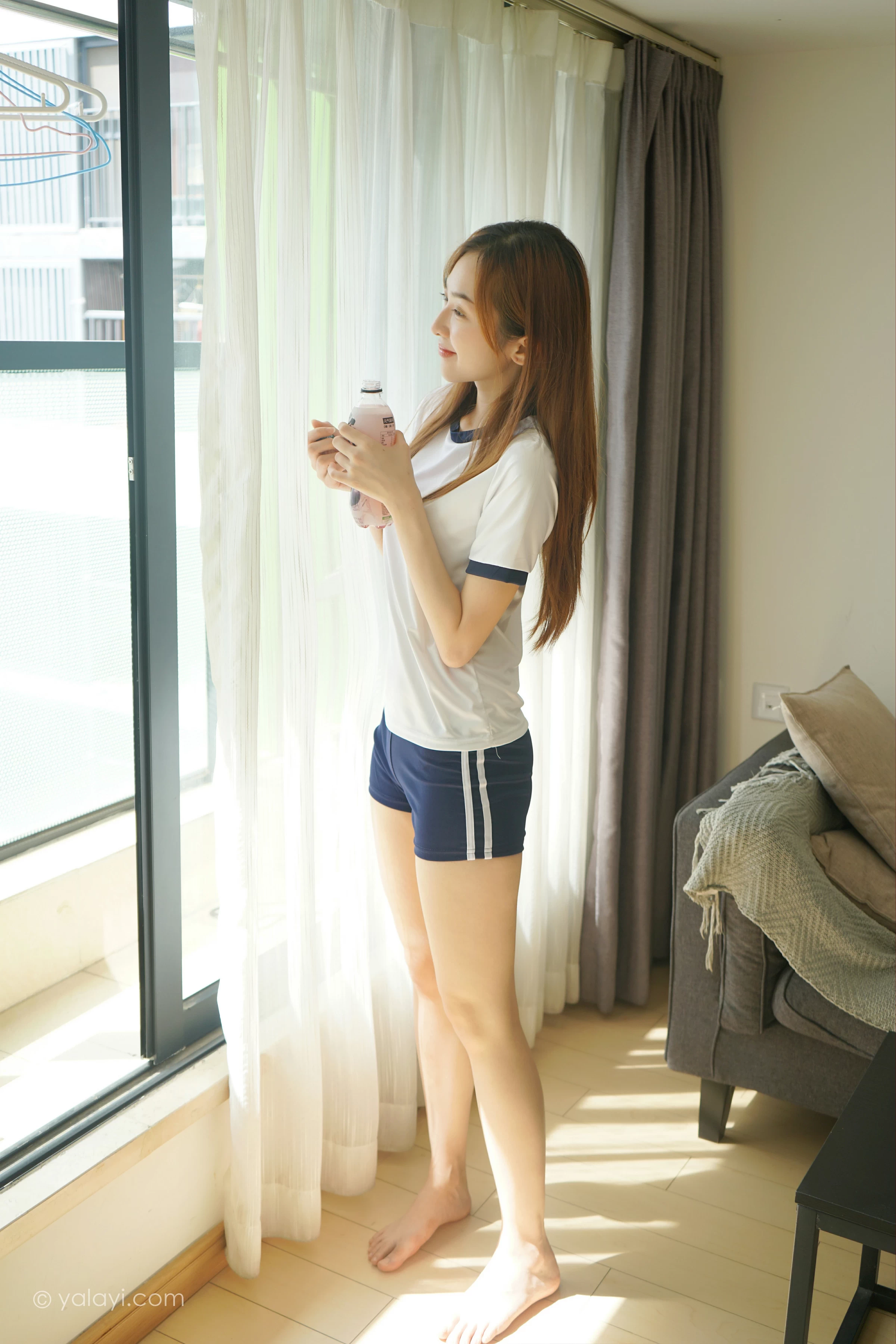 [YALAYI雅拉伊]2021.11.16 平常日子 楚媛 白色短袖加蓝色短裤居家私房写真集第5张