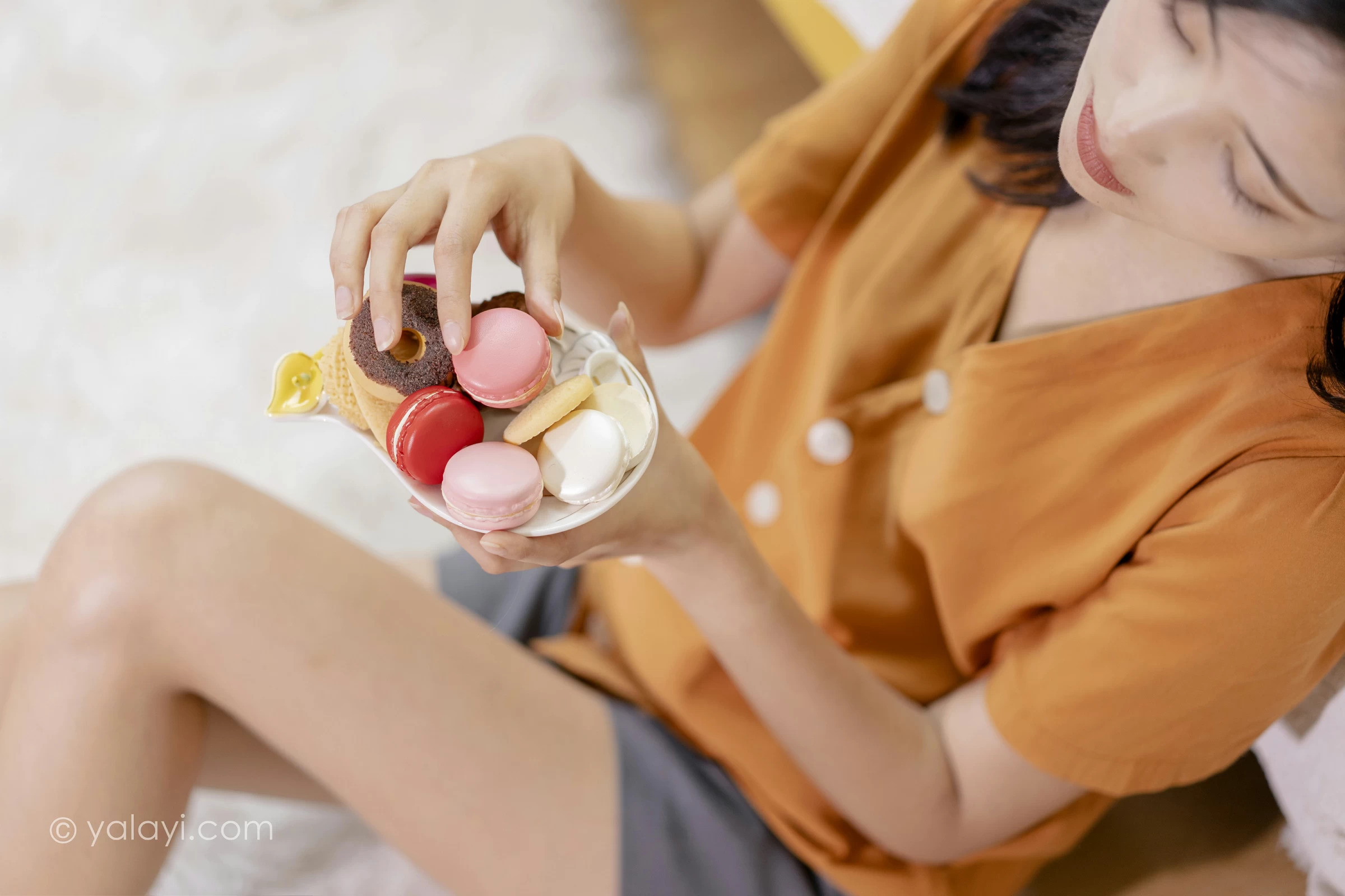 [YALAYI雅拉伊]NO.692 《小幸福》 苍儿 橙色衬衫加灰色短裤性感私房写真集第13张