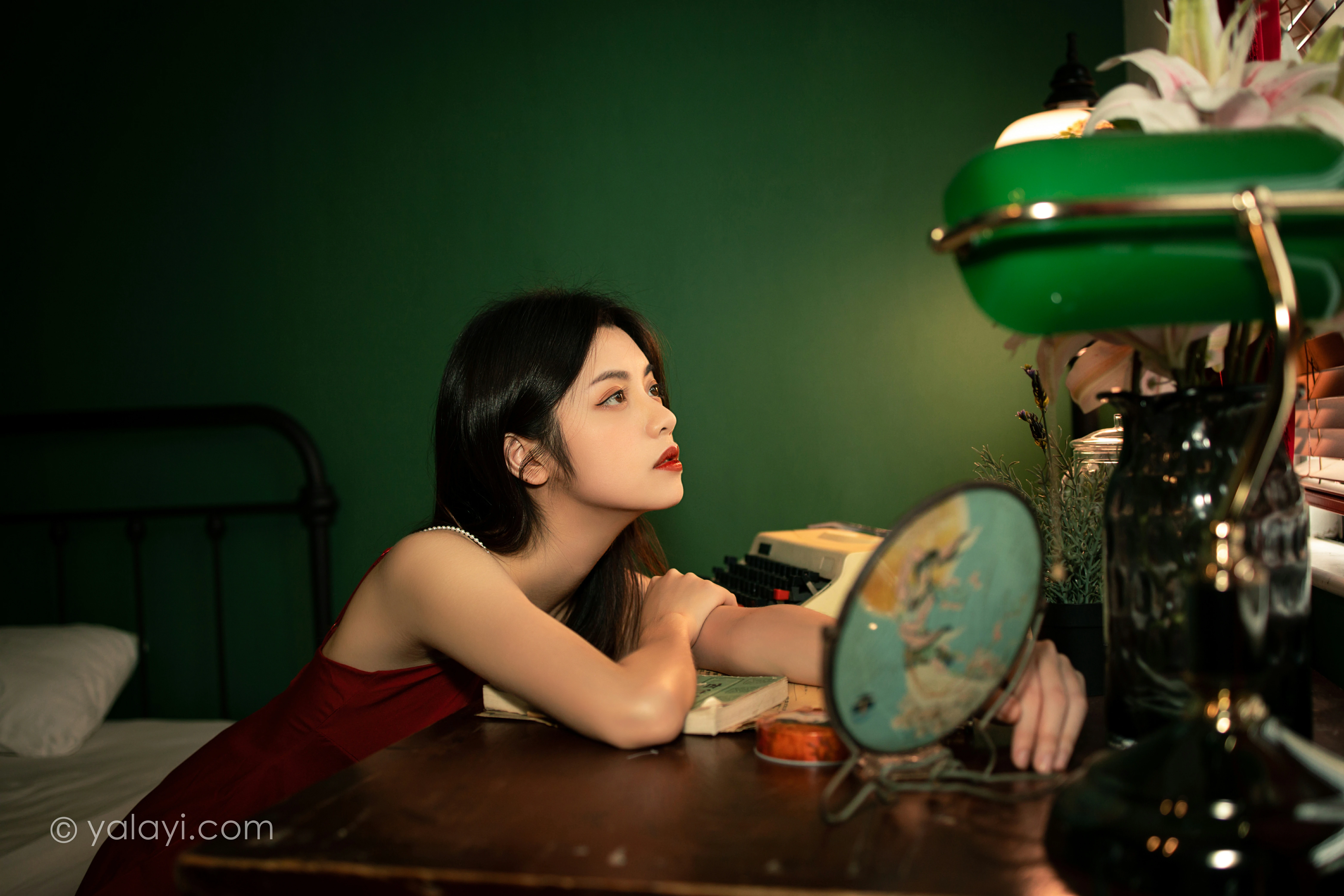 [YALAYI雅拉伊]NO.855 回到过去 梓文 红色吊带裸背连衣裙居家性感写真集第7张