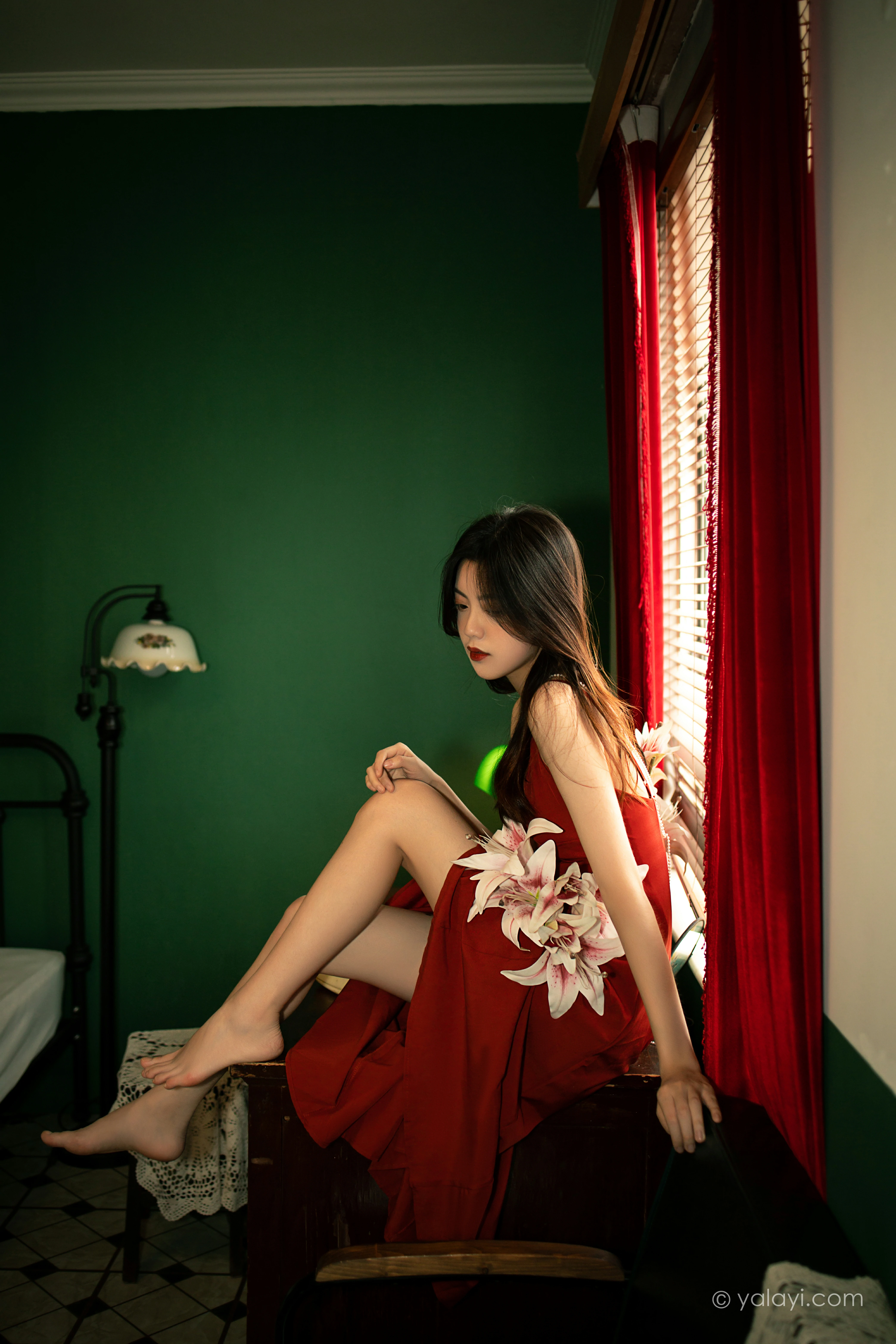 [YALAYI雅拉伊]NO.855 回到过去 梓文 红色吊带裸背连衣裙居家性感写真集第14张