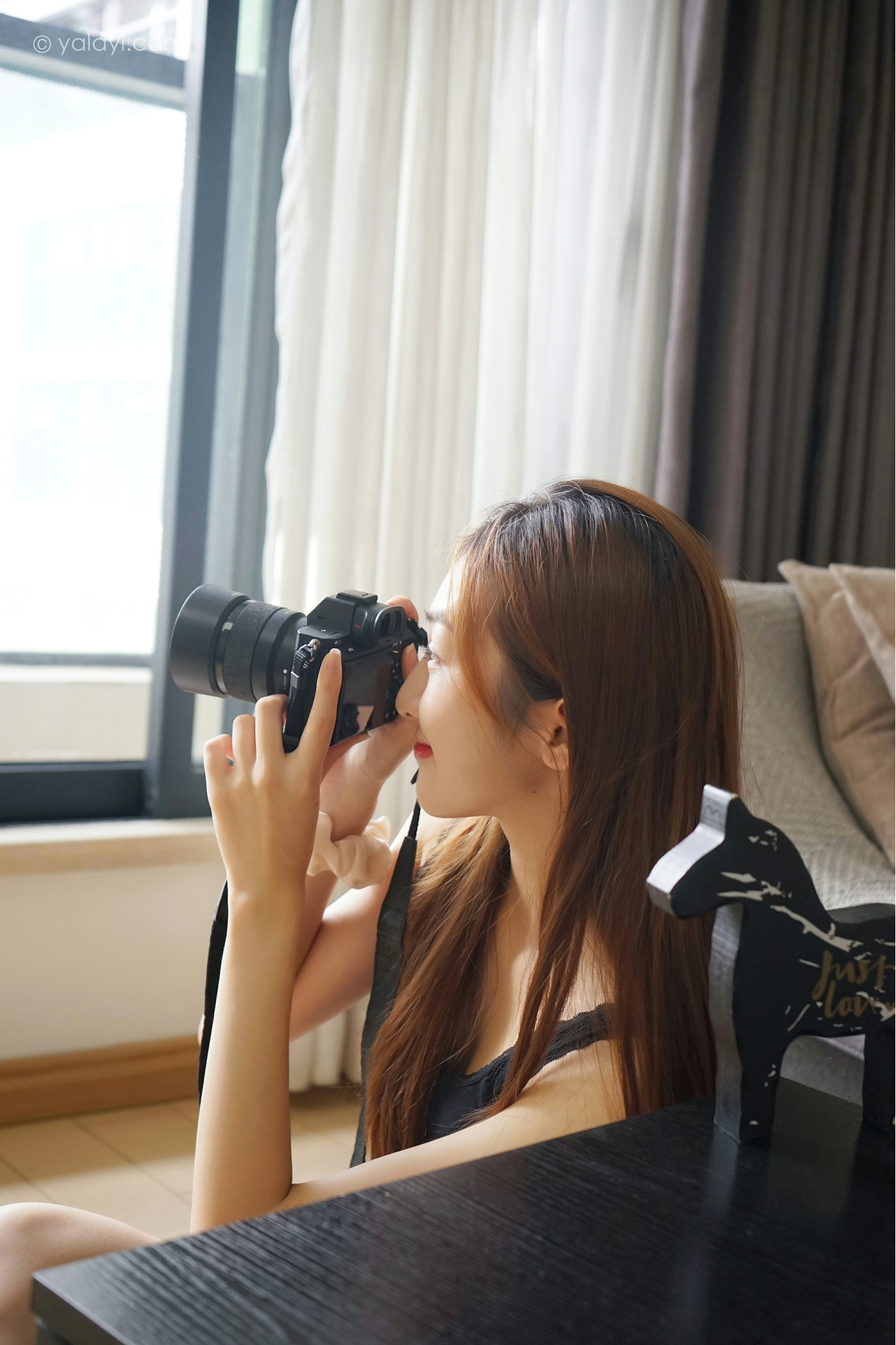 [YALAYI雅拉伊]NO.856 新晋摄影师 梦媛 黑色背心加蕾丝短裤性感写真集第9张