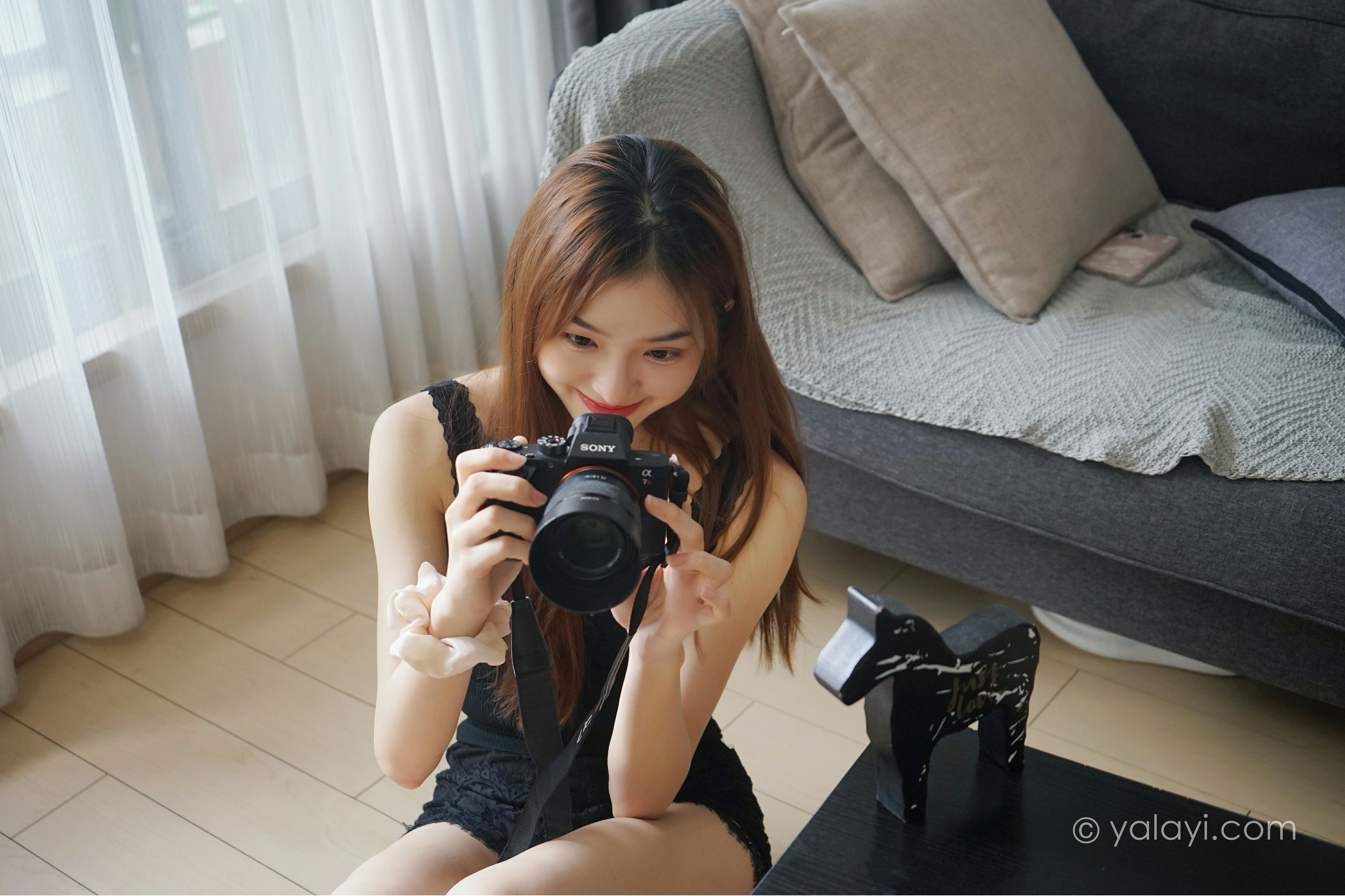 [YALAYI雅拉伊]NO.856 新晋摄影师 梦媛 黑色背心加蕾丝短裤性感写真集第9张