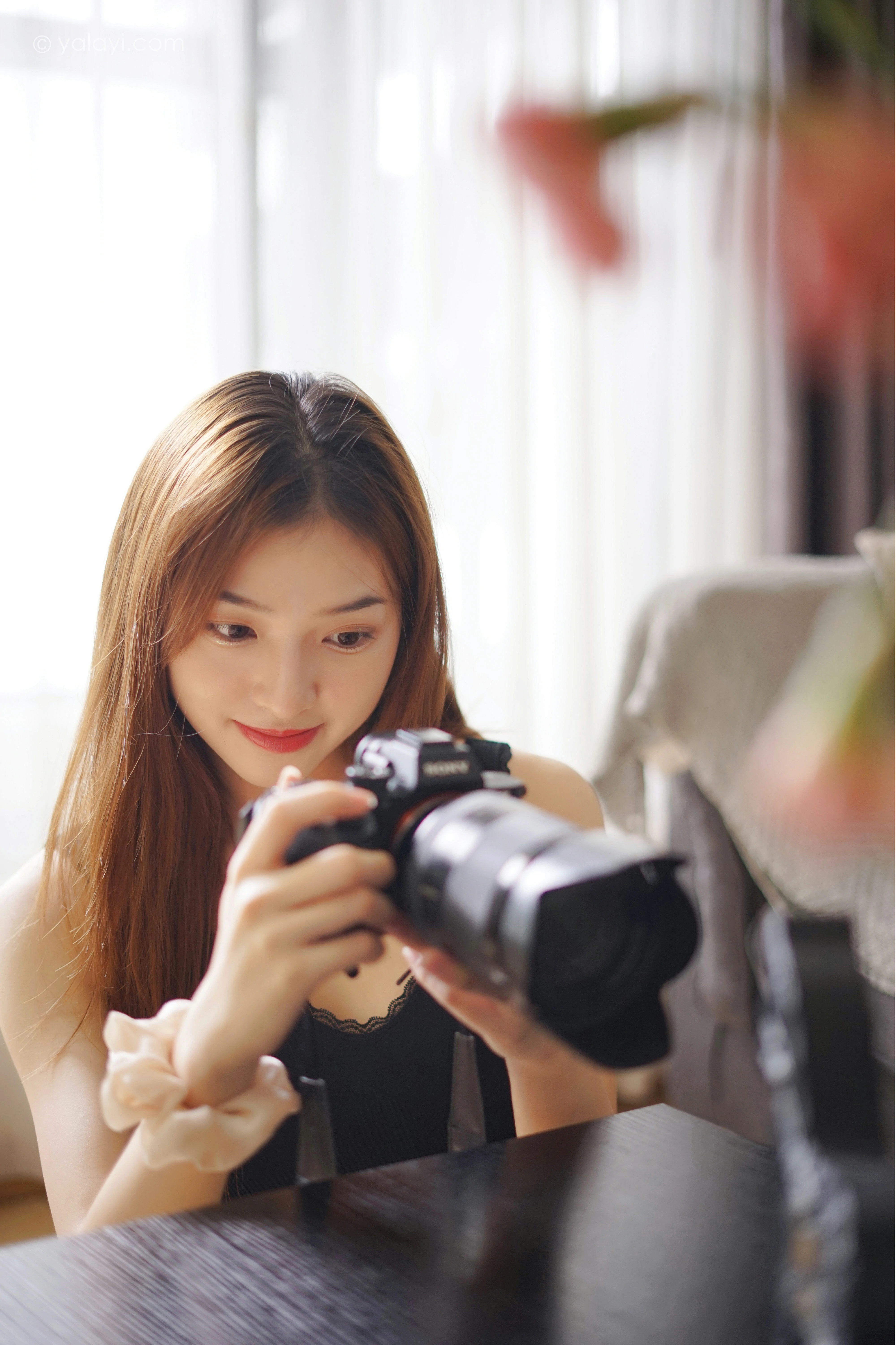 [YALAYI雅拉伊]NO.856 新晋摄影师 梦媛 黑色背心加蕾丝短裤性感写真集第12张