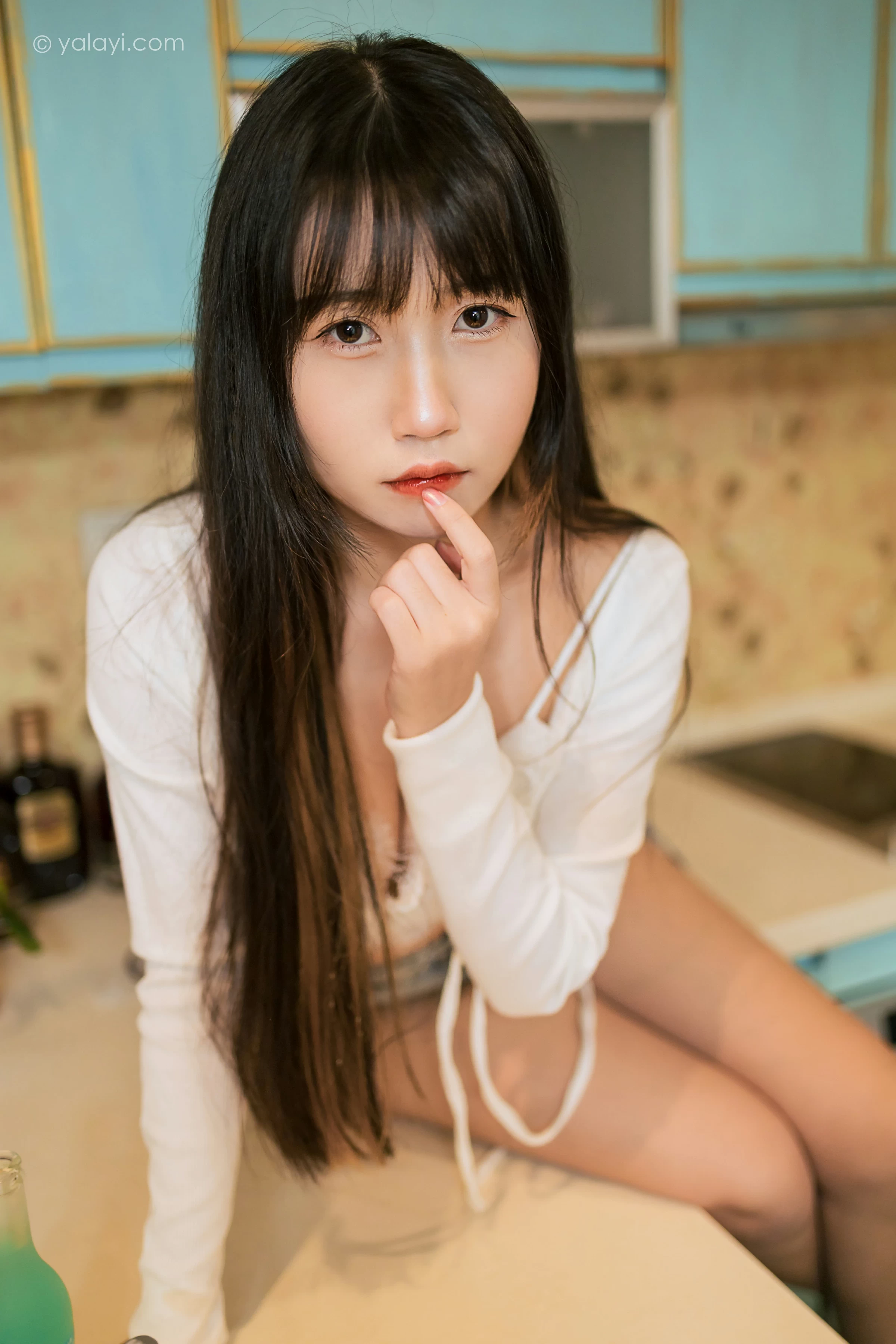 [YALAYI雅拉伊]2021.11.26 在一起每天都是纪念日 弈思 白色衬衫与牛仔短裤加蕾丝内衣性感写真集第3张