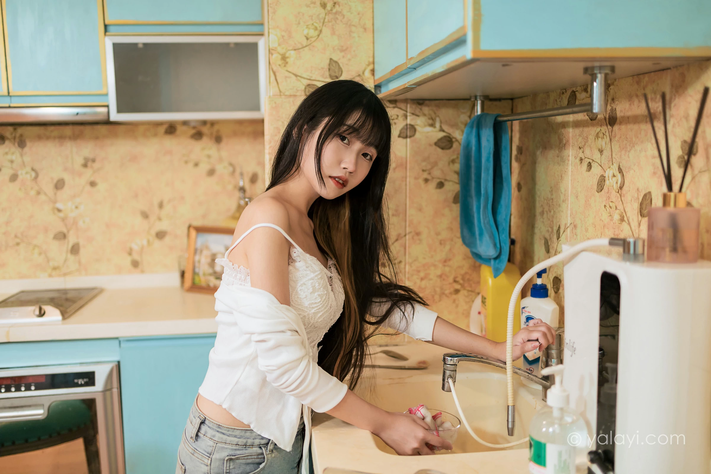[YALAYI雅拉伊]2021.11.26 在一起每天都是纪念日 弈思 白色衬衫与牛仔短裤加蕾丝内衣性感写真集第9张