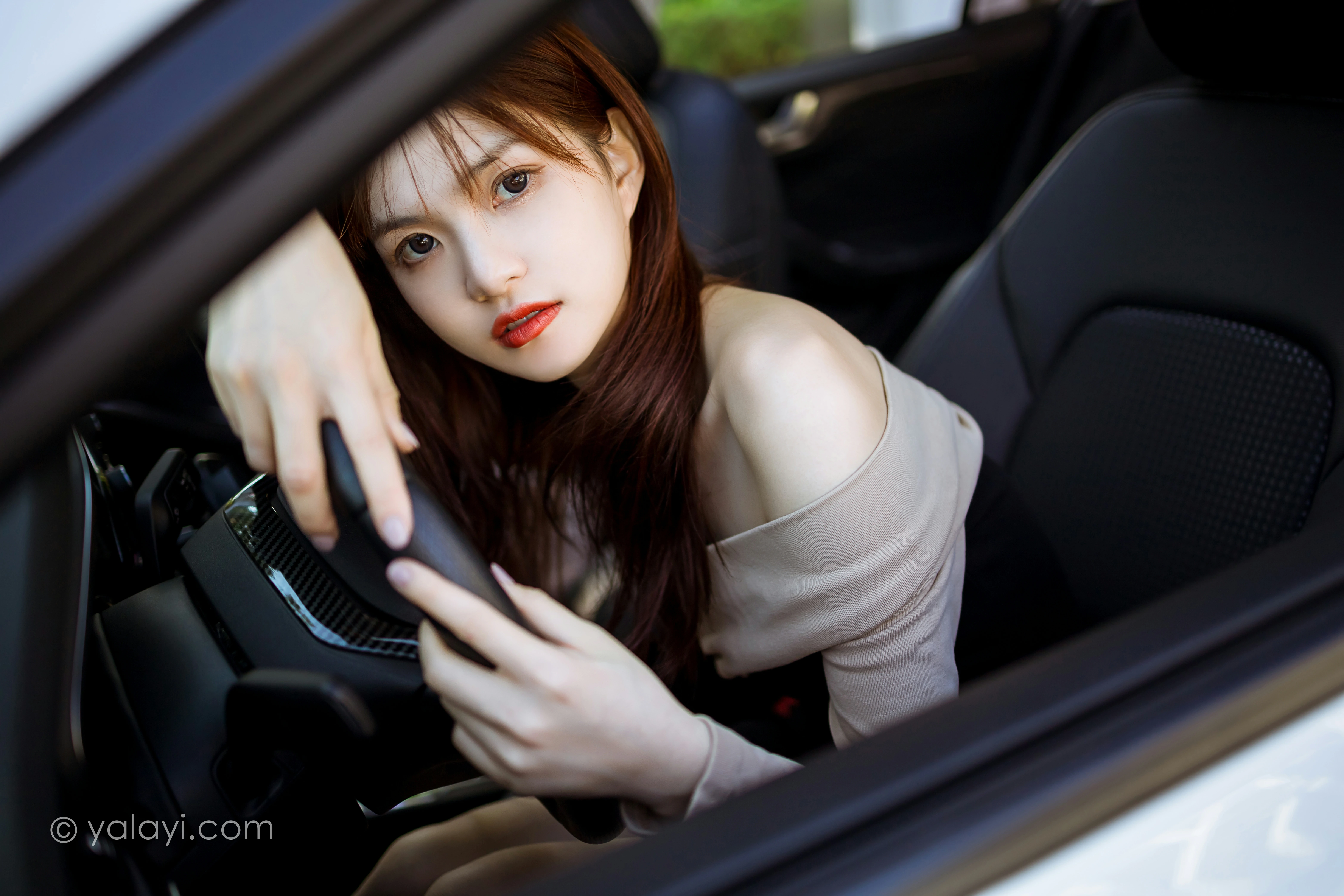 [YALAYI雅拉伊]2021.11.10 兜风 茹莎 黑色连身礼服裙性感写真集第4张