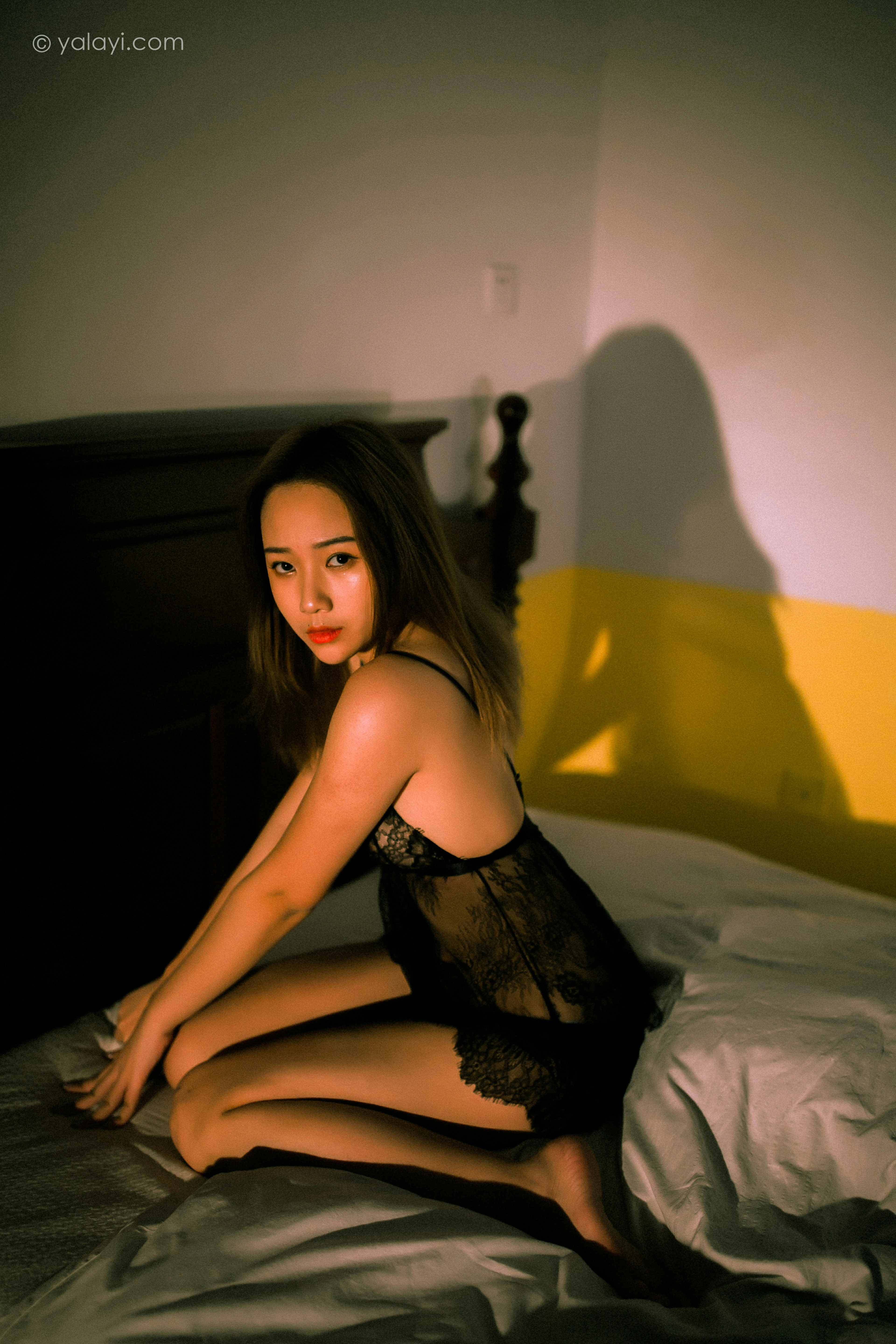 [YALAYI雅拉伊]2021.11.12 夜已深 岳璐璐 黑色蕾丝睡衣与粉色情趣内衣性感写真集第3张