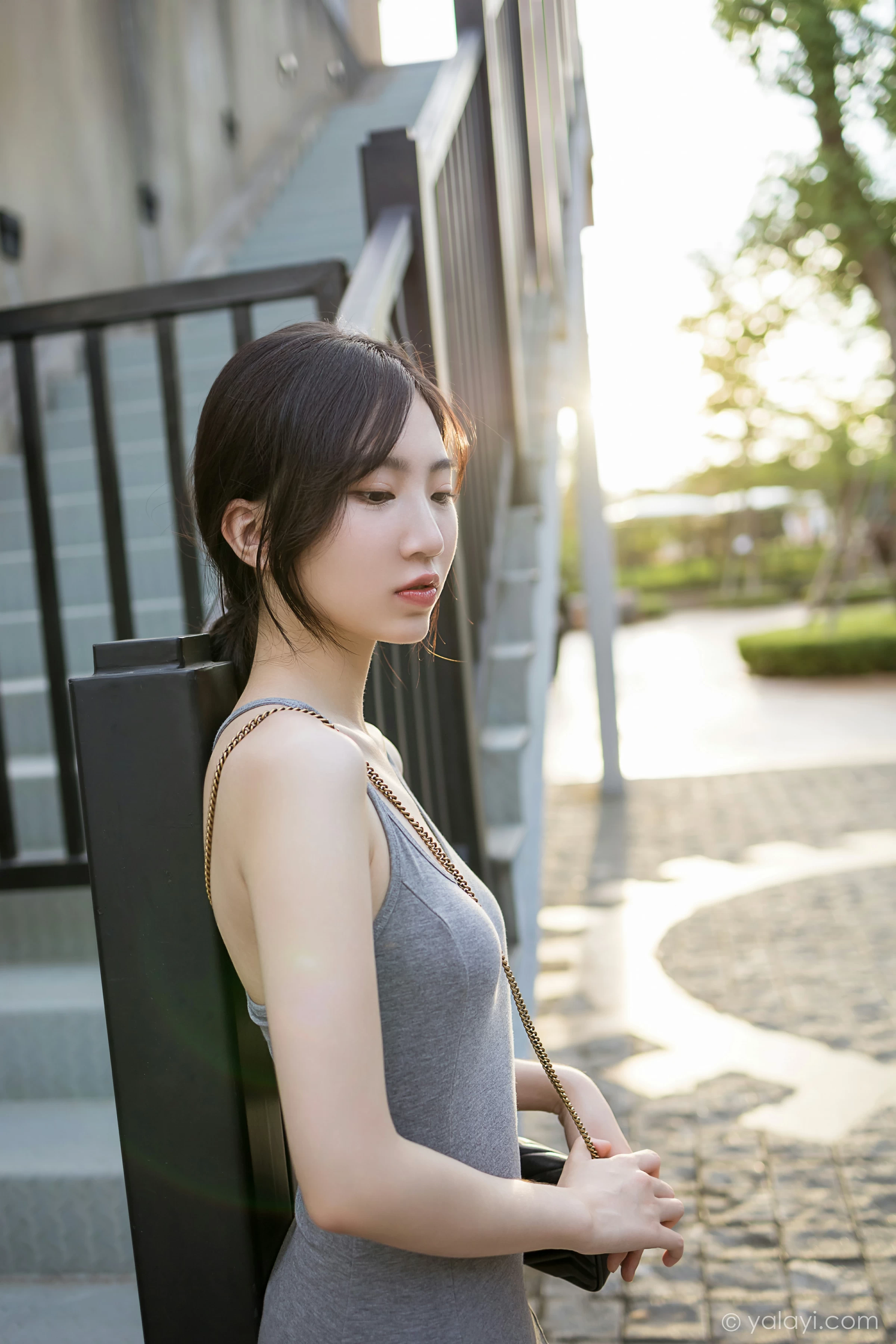 [YALAYI雅拉伊]2022.01.17 游乐园 小乔 灰色吊带露背连衣裙性感写真集第11张