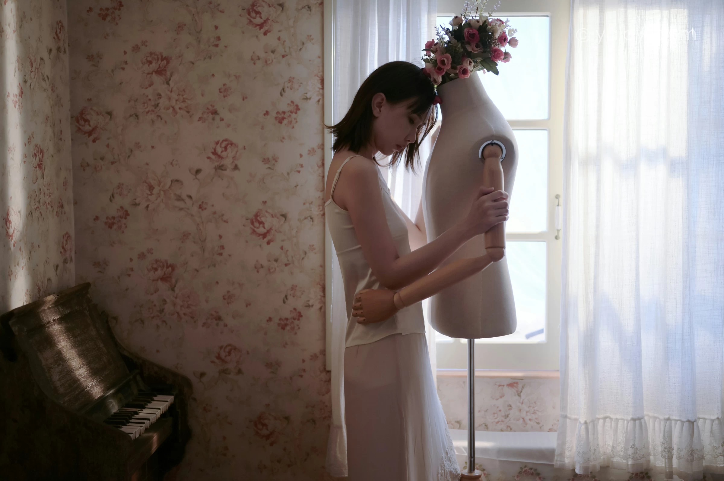 [YALAYI雅拉伊]NO.696 《孤独患者》 妍妍 白色性感小背心加粉色长裙私房写真集第5张