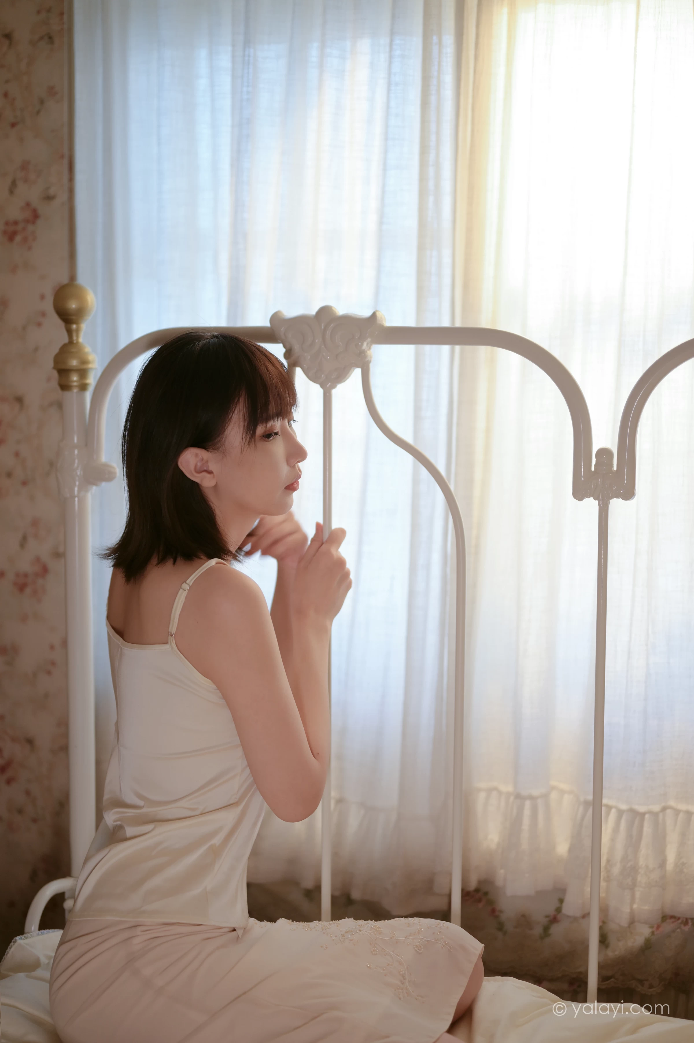 [YALAYI雅拉伊]NO.696 《孤独患者》 妍妍 白色性感小背心加粉色长裙私房写真集第7张