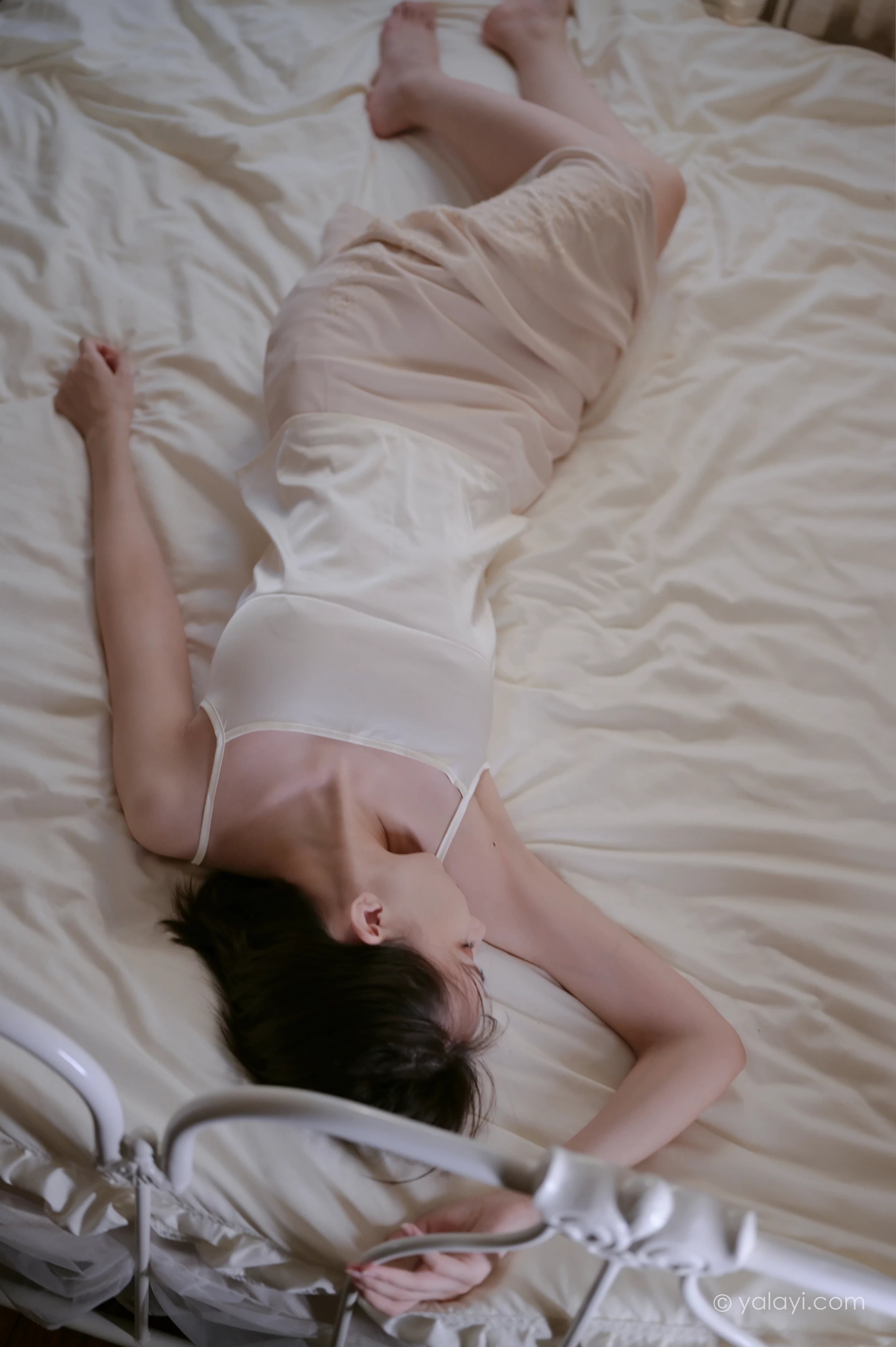 [YALAYI雅拉伊]NO.696 《孤独患者》 妍妍 白色性感小背心加粉色长裙私房写真集第9张