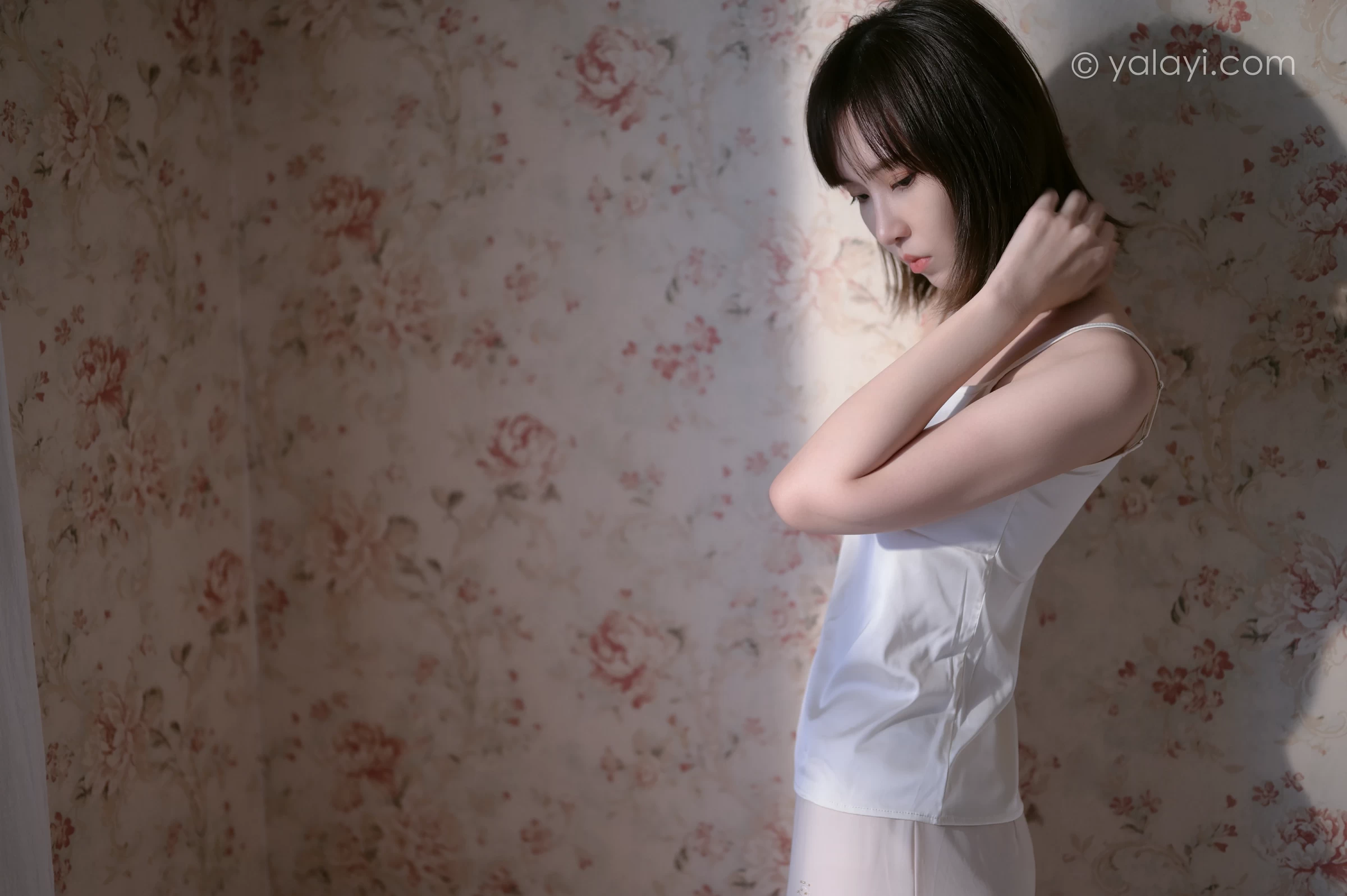 [YALAYI雅拉伊]NO.696 《孤独患者》 妍妍 白色性感小背心加粉色长裙私房写真集第11张