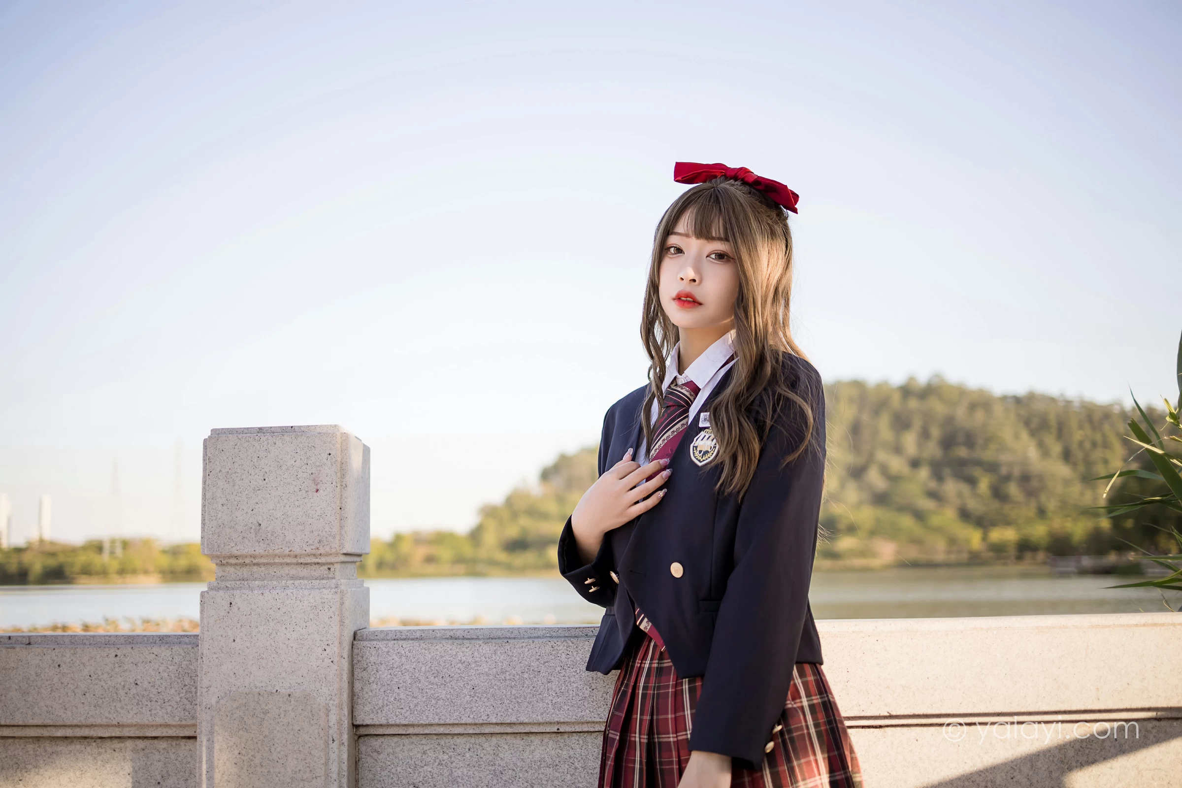 [YALAYI雅拉伊]2022.01.03 最美的青春 阿禾 蓝色JK制服衬衫加红色格子短裙私房写真集第3张