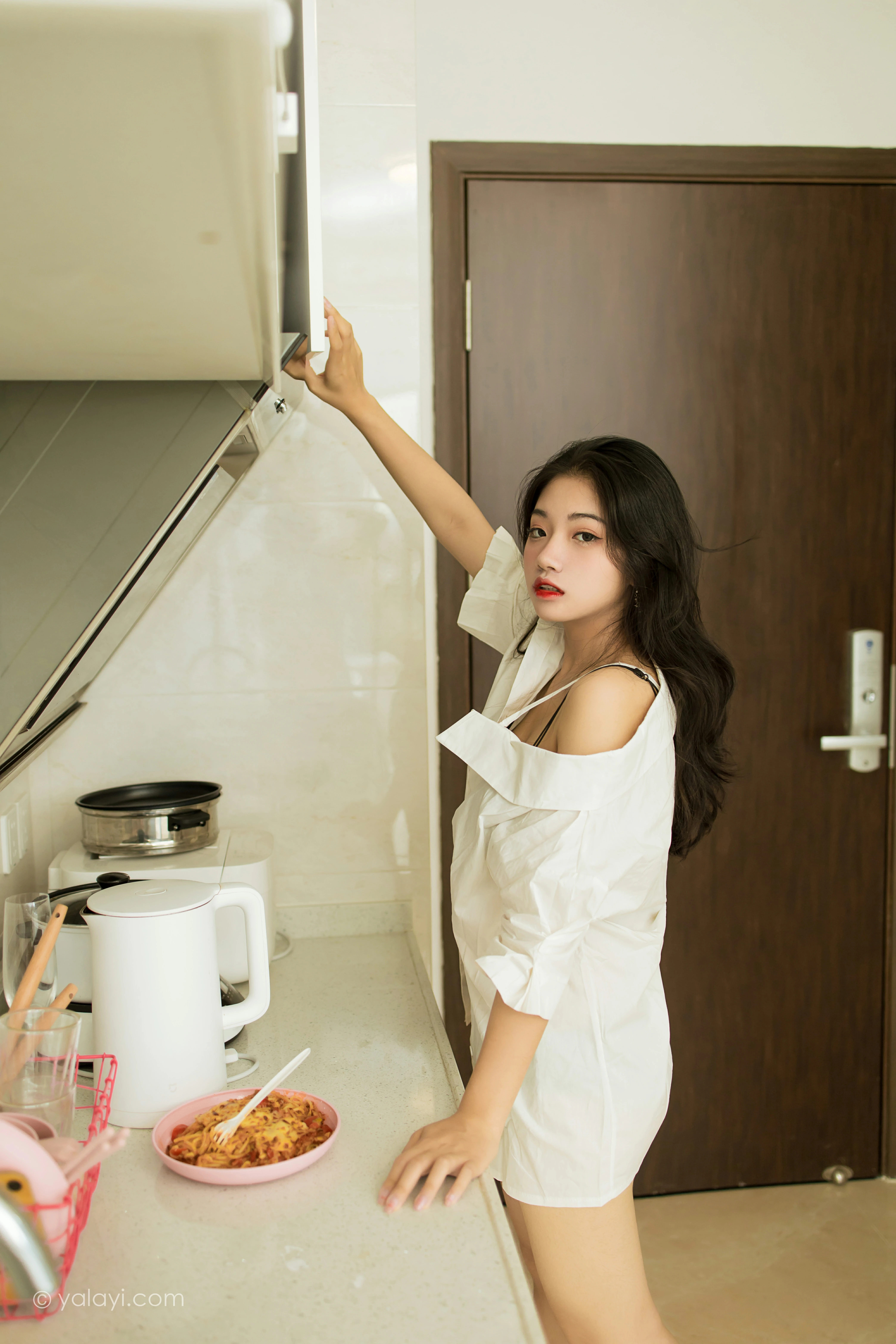 [YALAYI雅拉伊]NO.846 亲密爱人 孙小怡 白色衬衫加内衣性感私房写真集第2张
