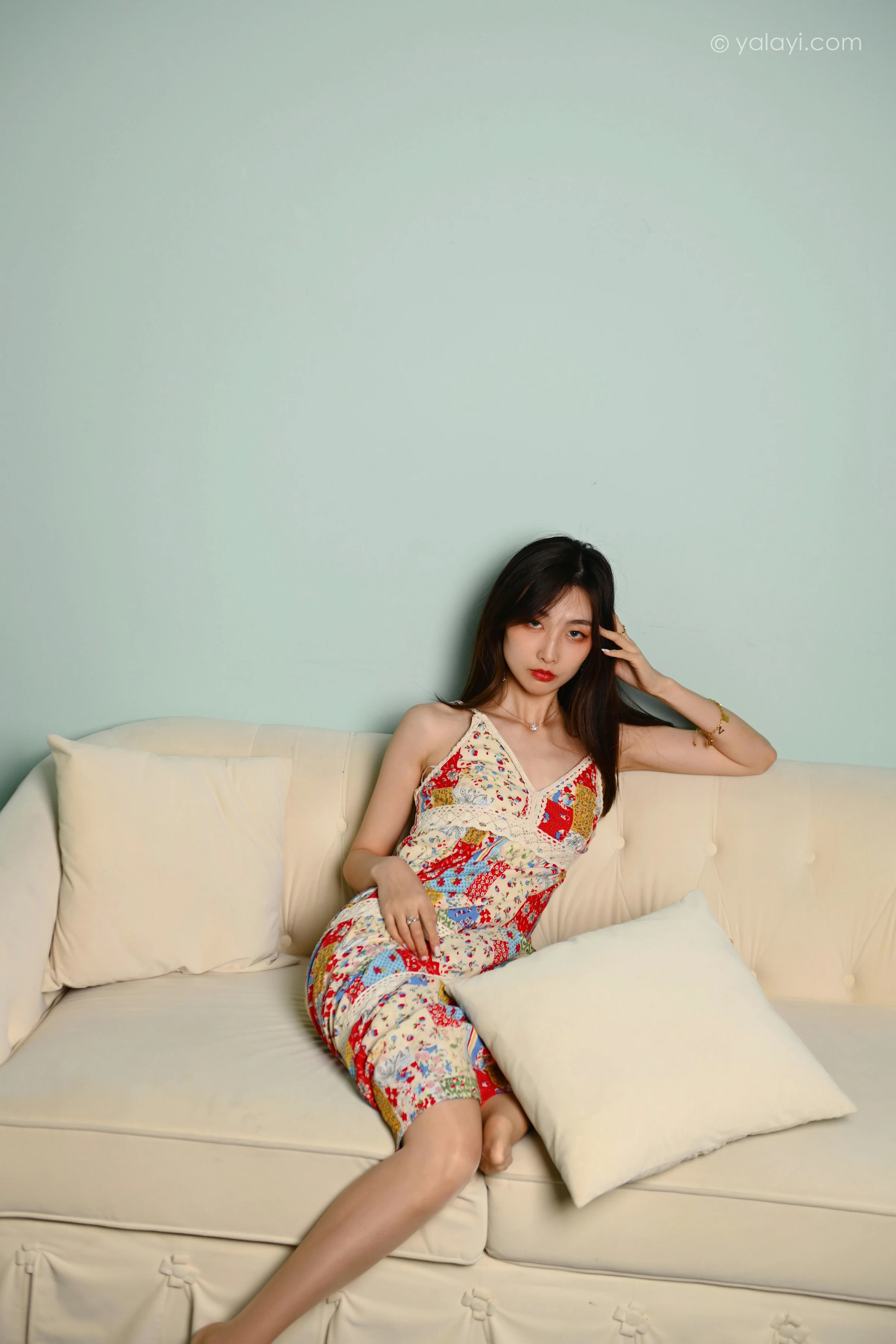 [YALAYI雅拉伊]2022.01.05 镜子里 佳佳 红色吊带连衣裙居家性感写真集第1张