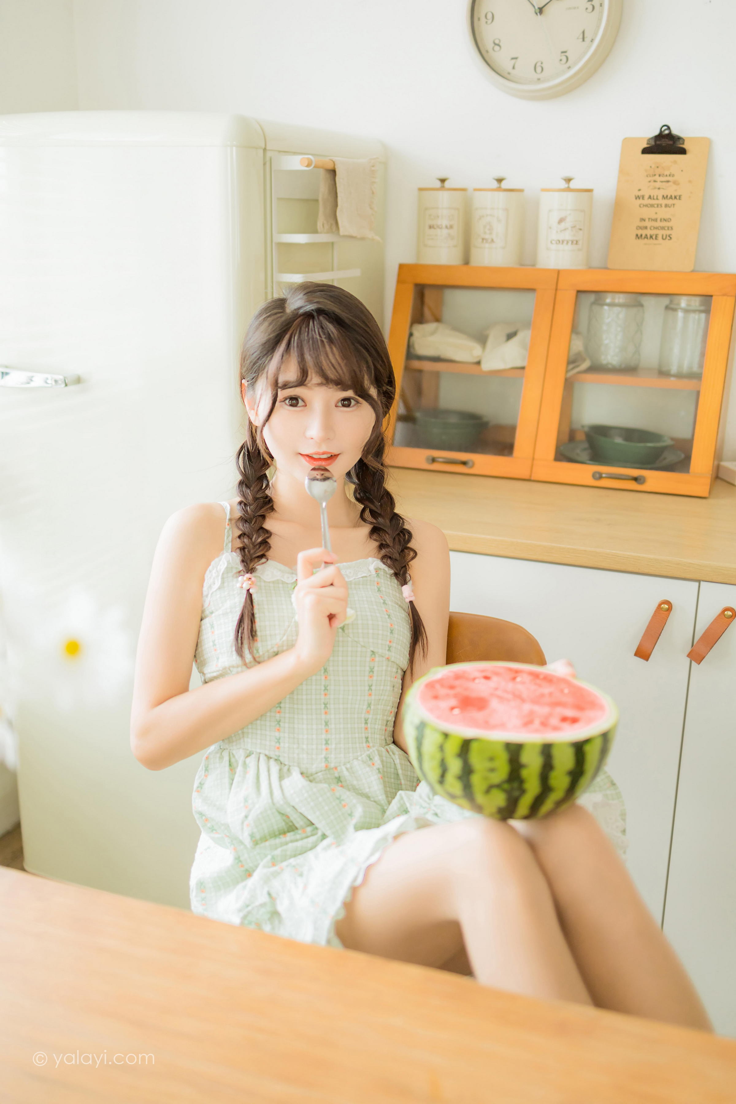 [YALAYI雅拉伊]2022.08.01 夏日甜瓜 小亭 淡青色吊带连衣裙加白色纯绵袜清纯可爱私房写真集第2张