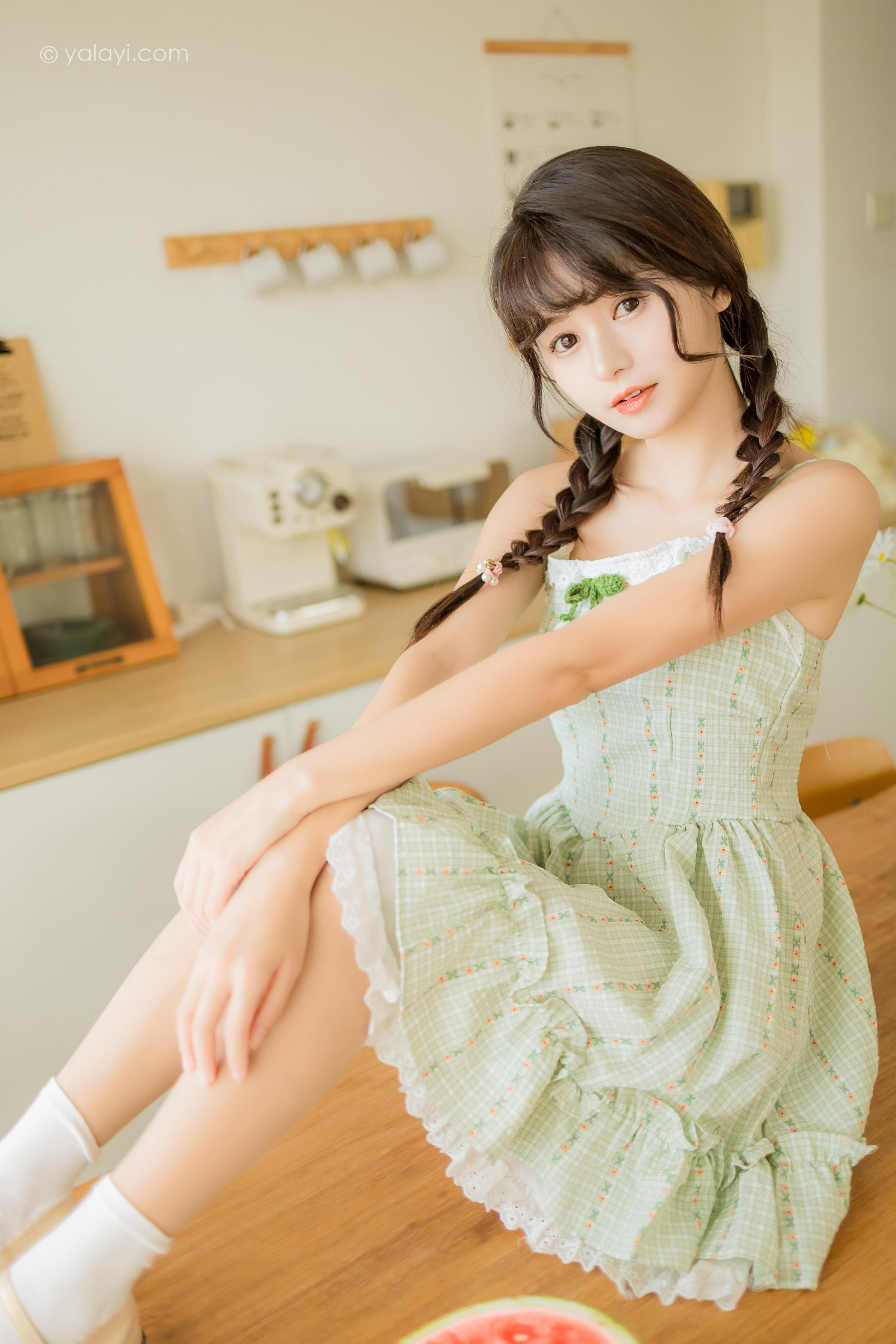[YALAYI雅拉伊]2022.08.01 夏日甜瓜 小亭 淡青色吊带连衣裙加白色纯绵袜清纯可爱私房写真集第7张