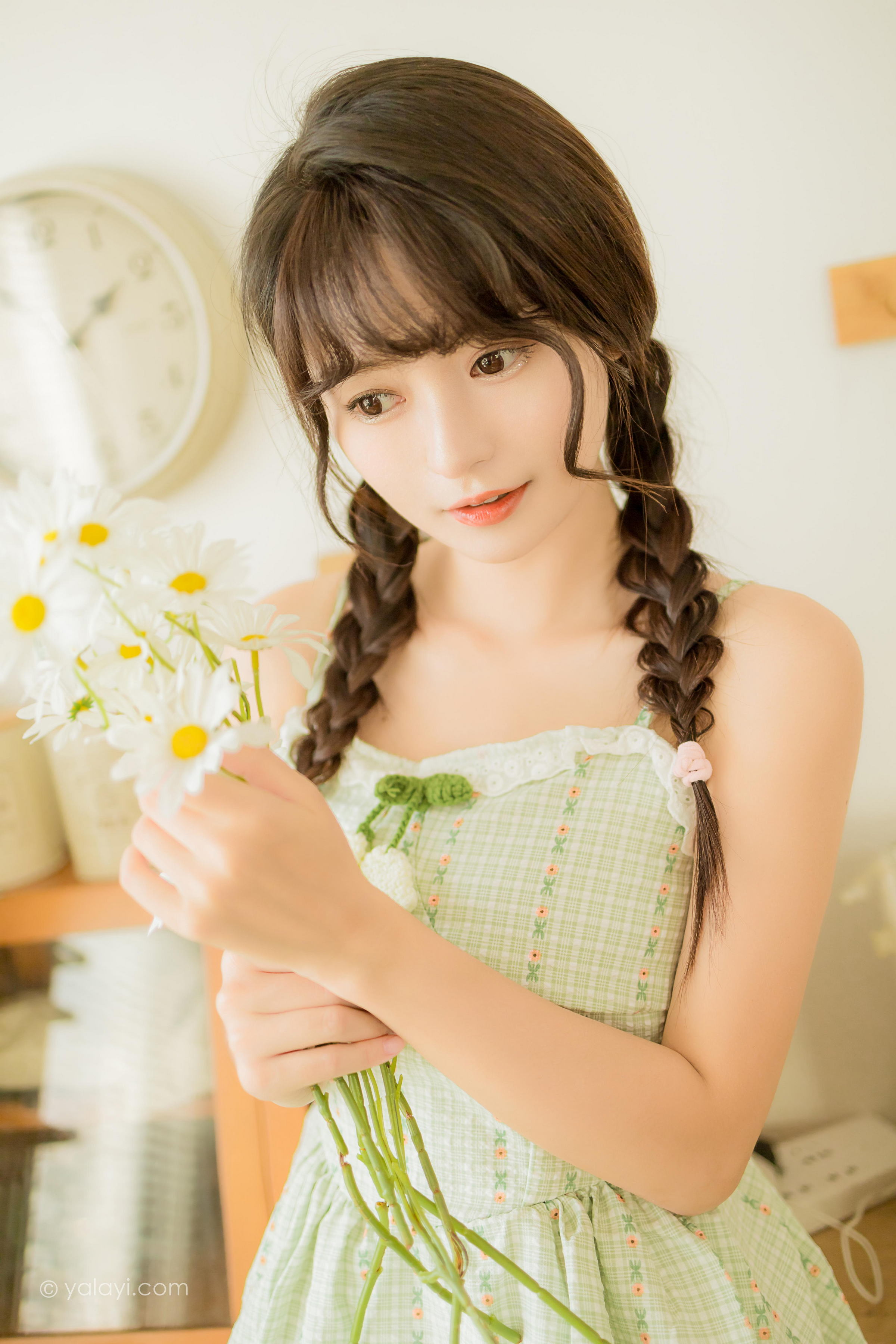 [YALAYI雅拉伊]2022.08.01 夏日甜瓜 小亭 淡青色吊带连衣裙加白色纯绵袜清纯可爱私房写真集第9张