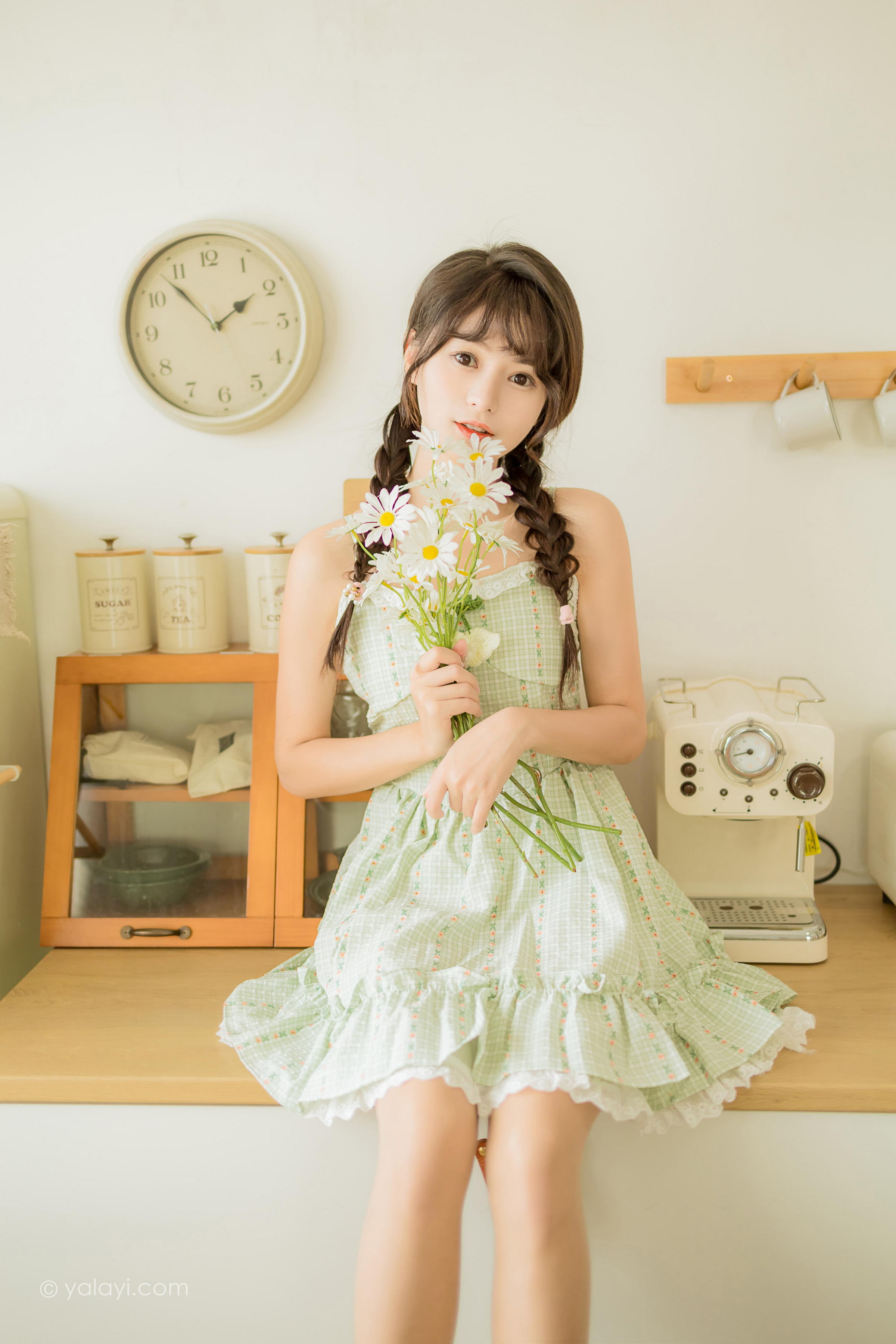 [YALAYI雅拉伊]2022.08.01 夏日甜瓜 小亭 淡青色吊带连衣裙加白色纯绵袜清纯可爱私房写真集第8张