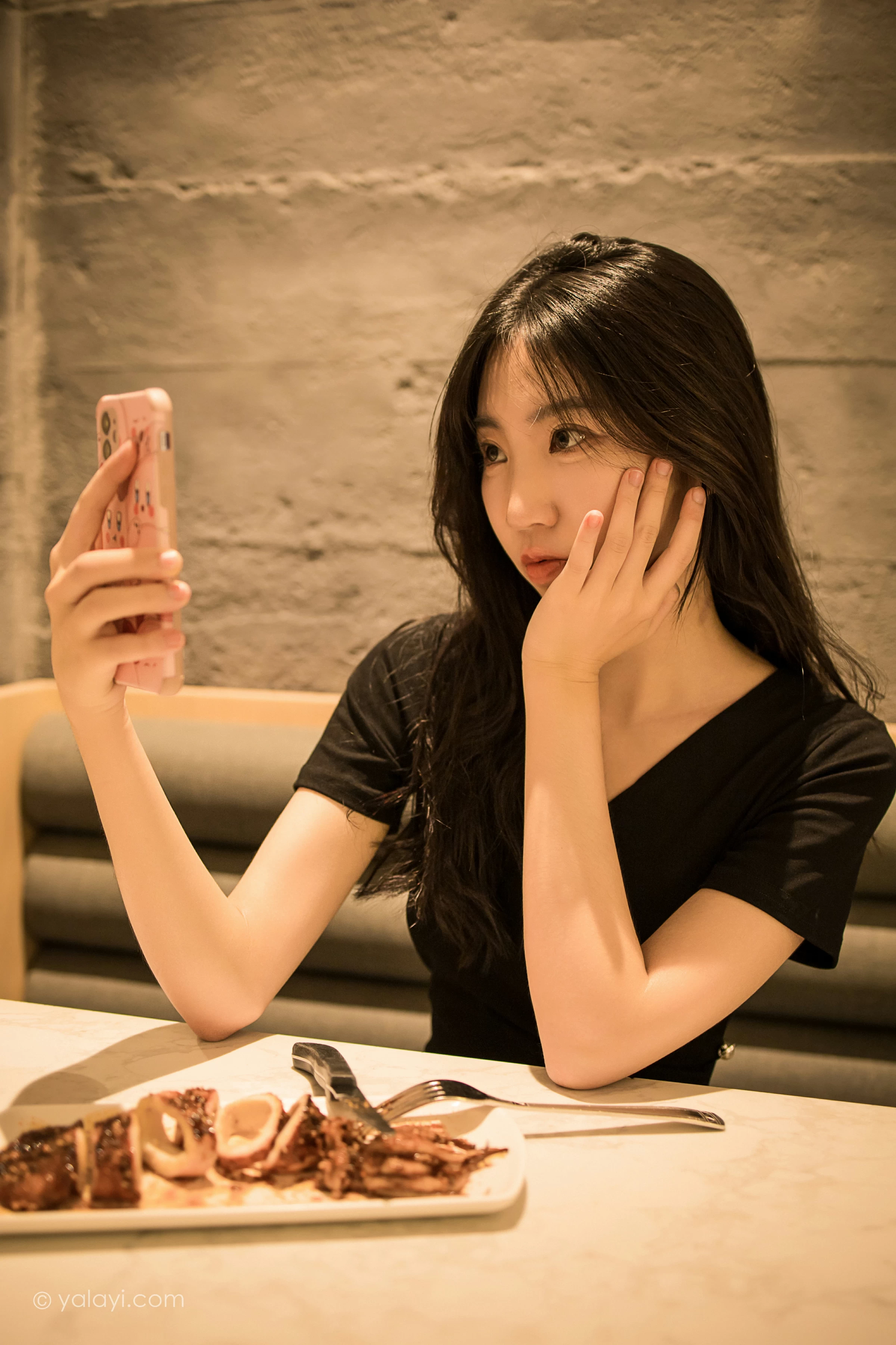 [YALAYI雅拉伊]2022.01.10 梦见前女友 小乔 黑色连衣裙加黑丝美腿性感写真集第1张