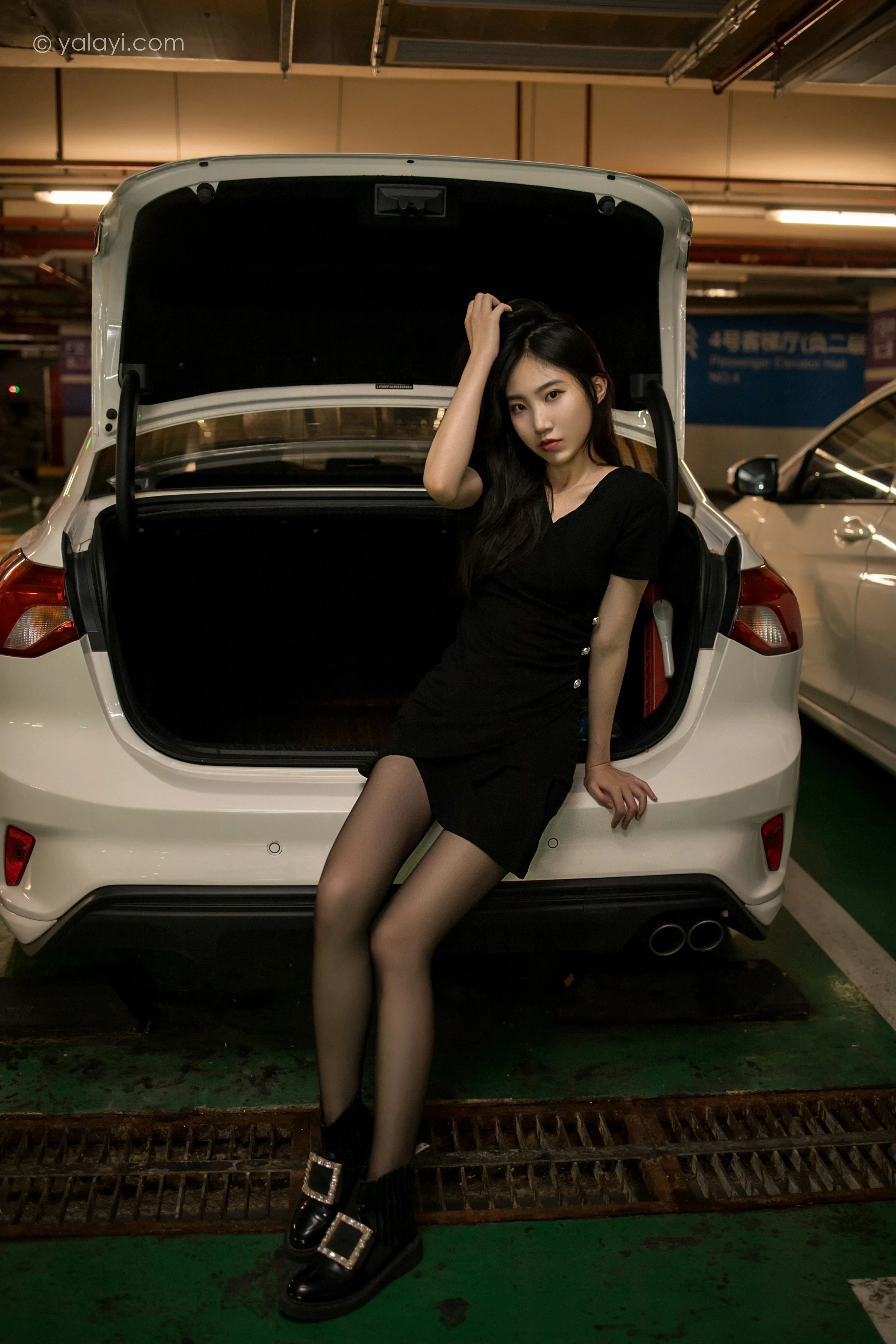 [YALAYI雅拉伊]2022.01.10 梦见前女友 小乔 黑色连衣裙加黑丝美腿性感写真集第6张