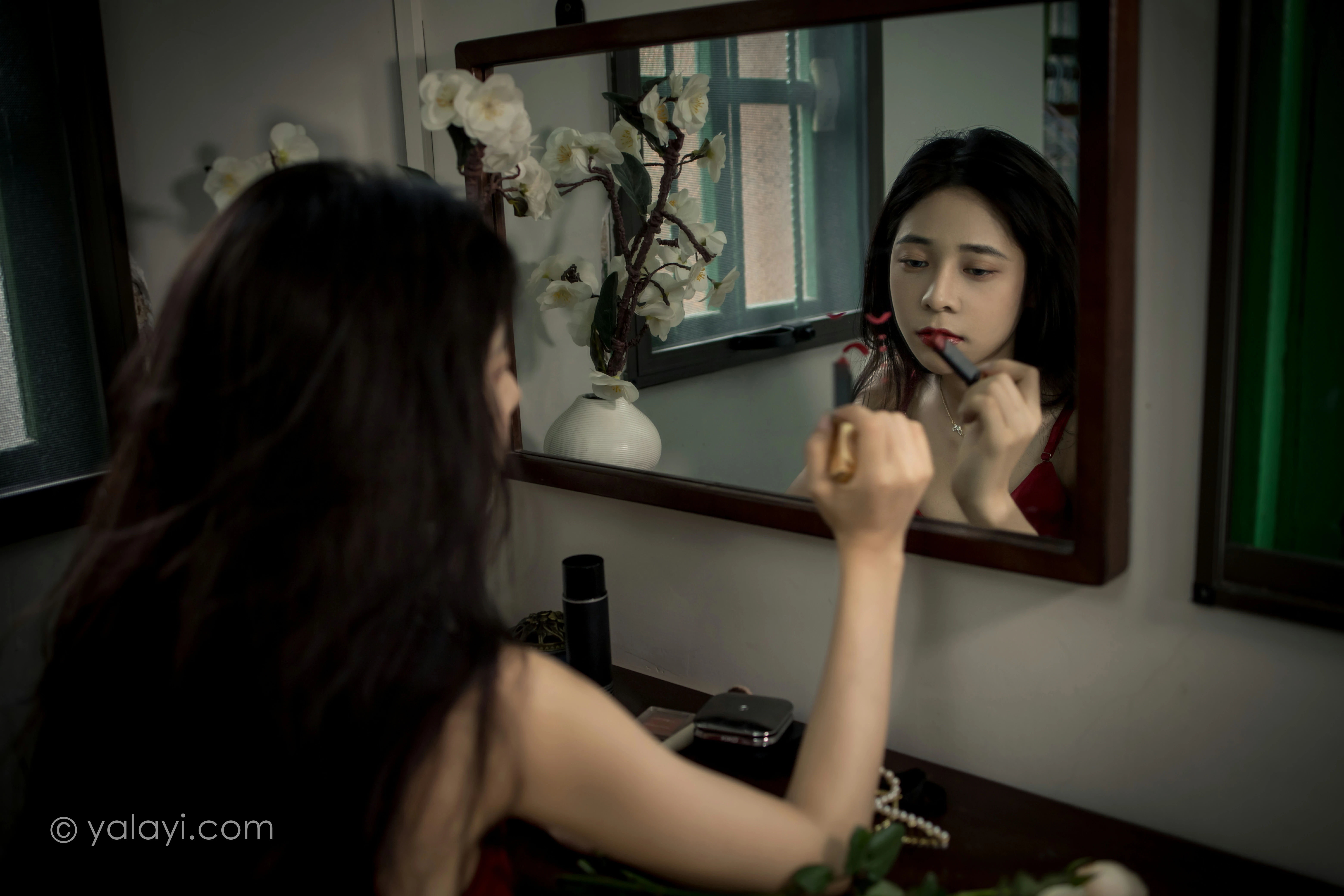 [YALAYI雅拉伊]NO.848 红颜 诗咏 红色吊带连衣裙居家性感写真集第3张